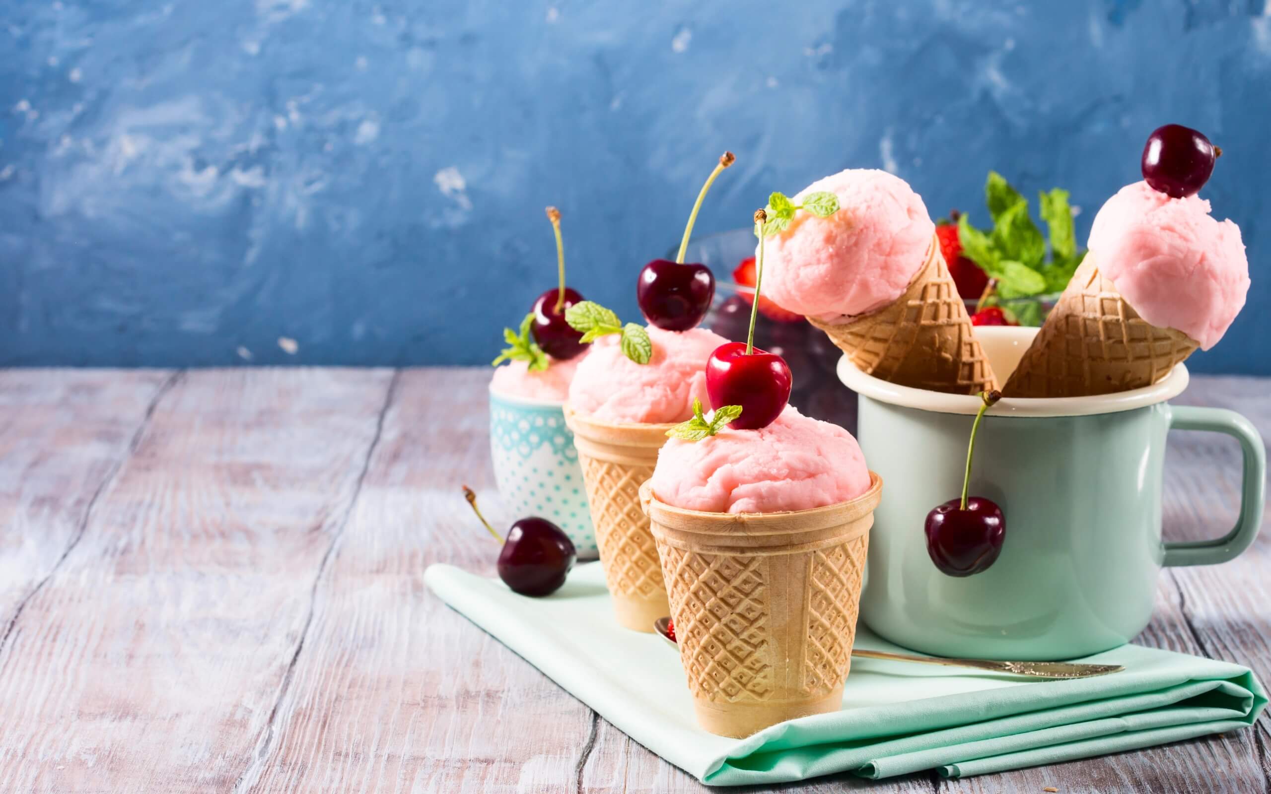 Coni gelato fragola con ciliegie, 2560x1600 2K+, Desktop