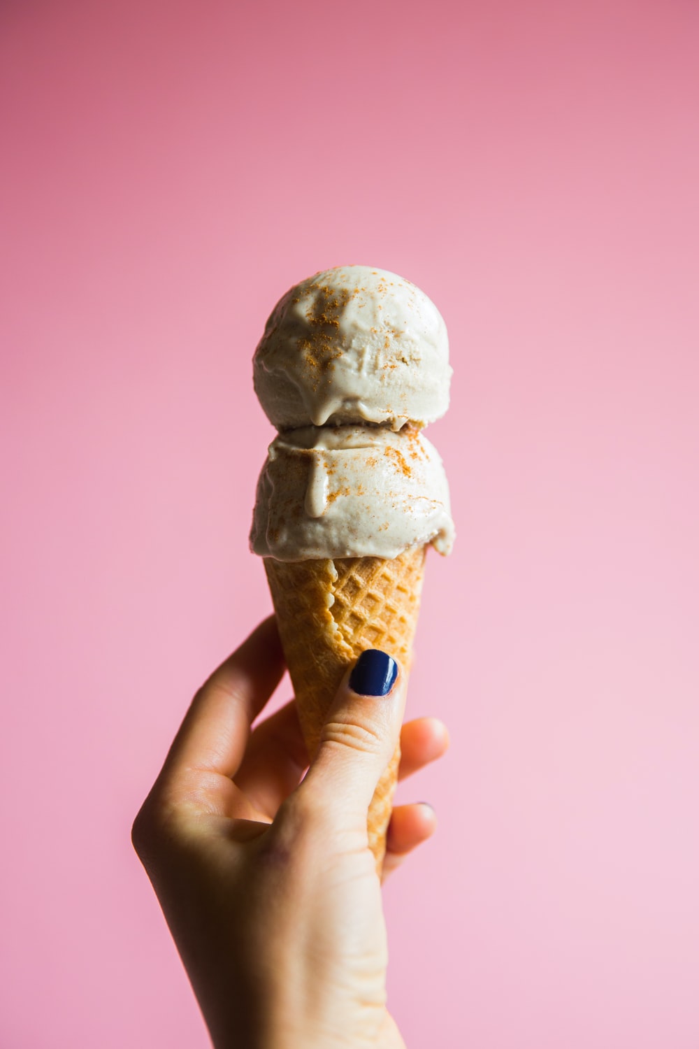 Cono gelato mano sfondo rosa, 1000x1500 Full HD Verticale, Smartphone