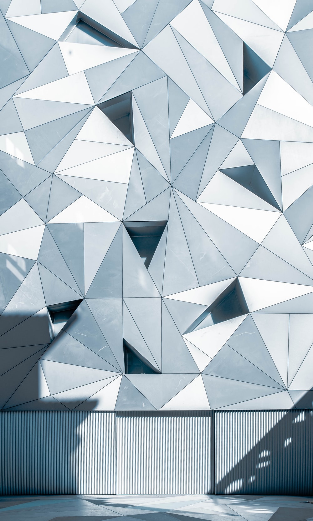 Facciata geometrica bianca triangoli, 1000x1664 Verticale, Telefono