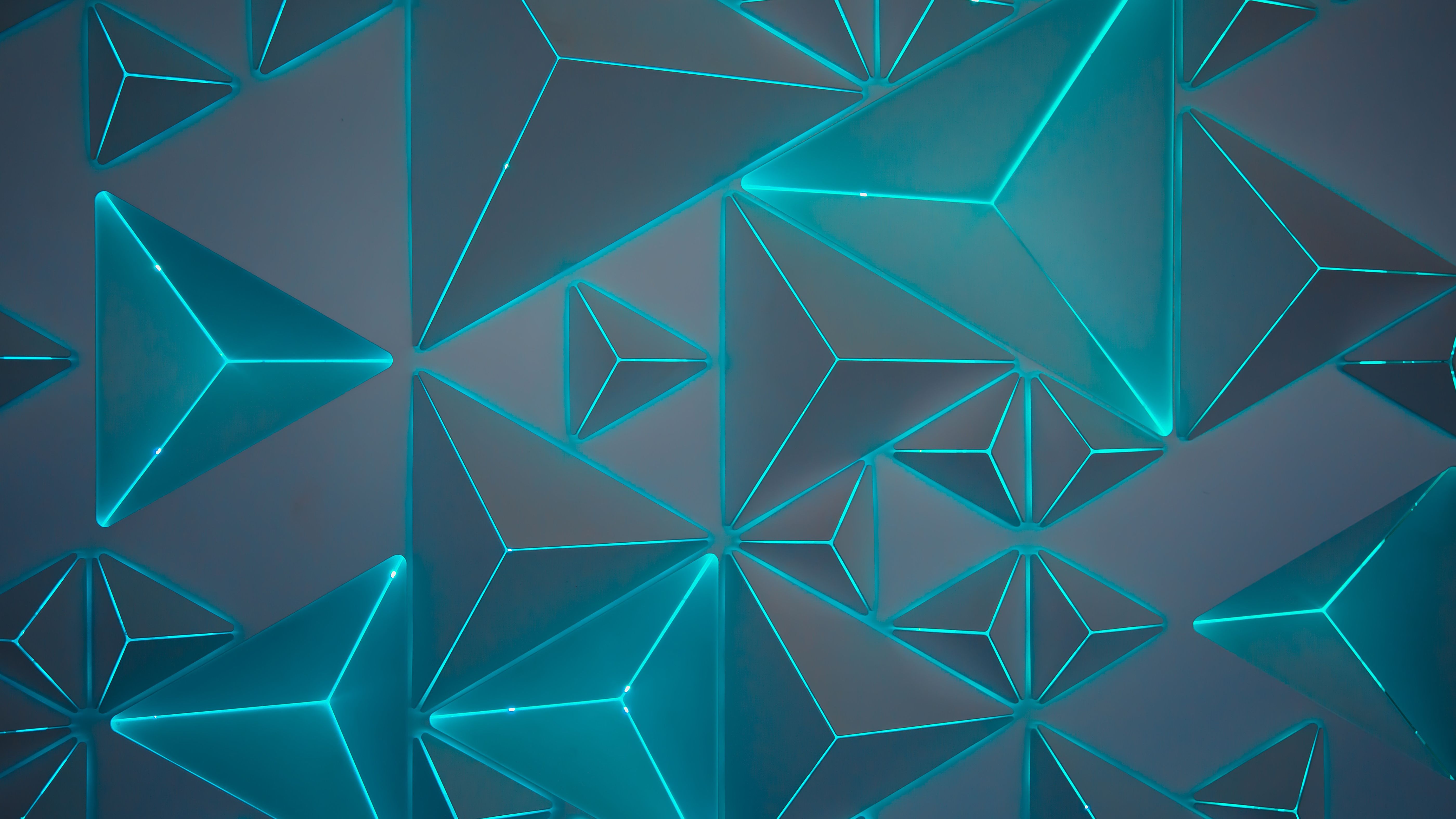 Triangoli 3D grigi con neon ciano, 5600x3150 UHD, Monitor 4K