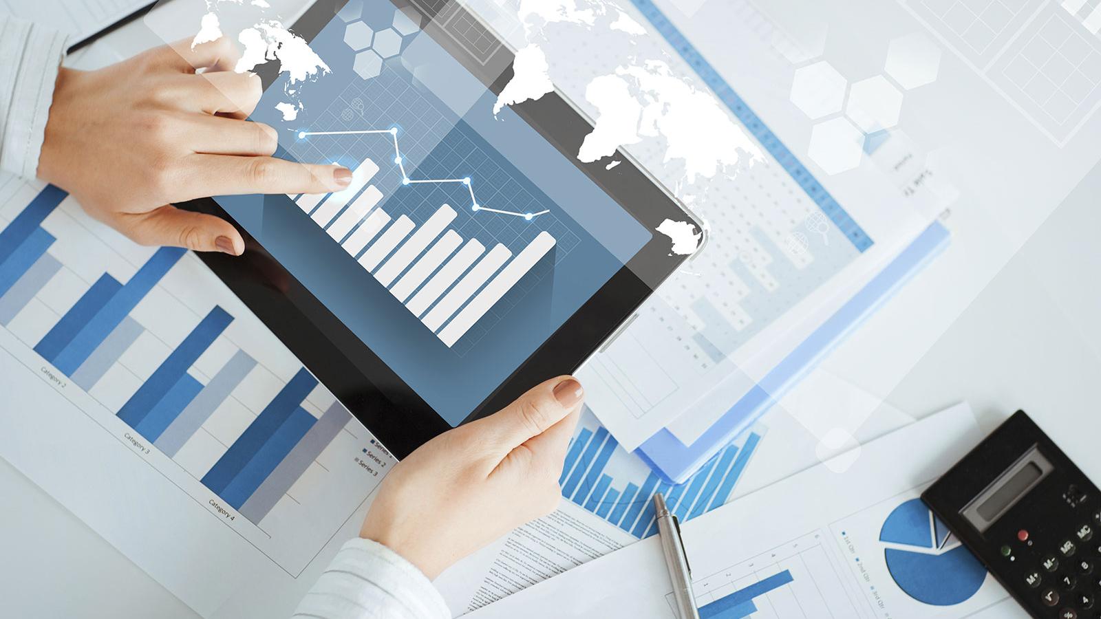 Grafici business su tablet, 1600x900 HD, Desktop