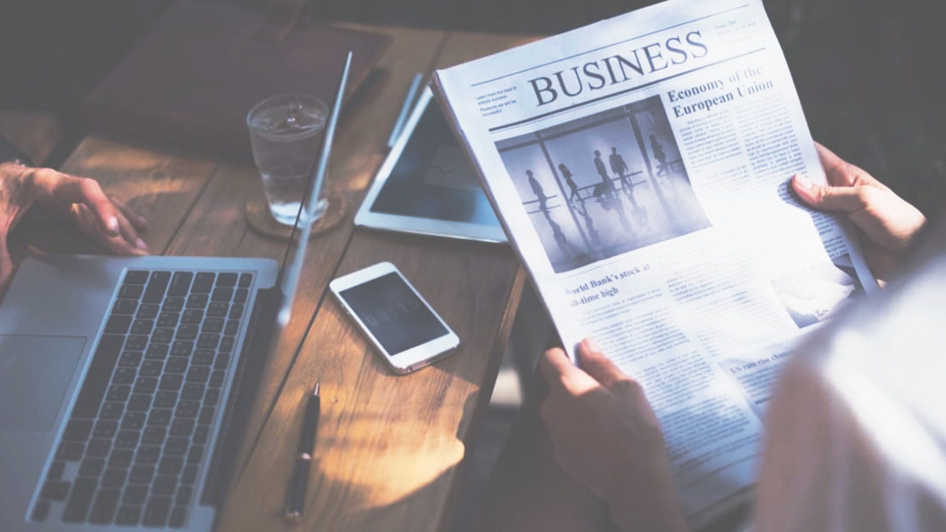 Giornale Business laptop scrivania, 1920x1080 Full HD, Desktop