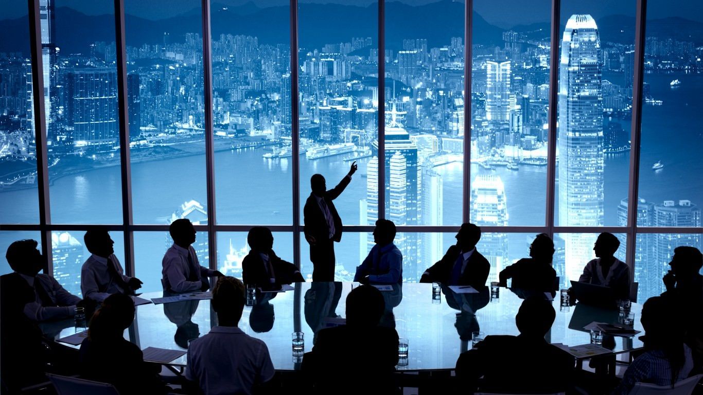 Sala riunioni con skyline notturno, 1366x768 HD, Desktop