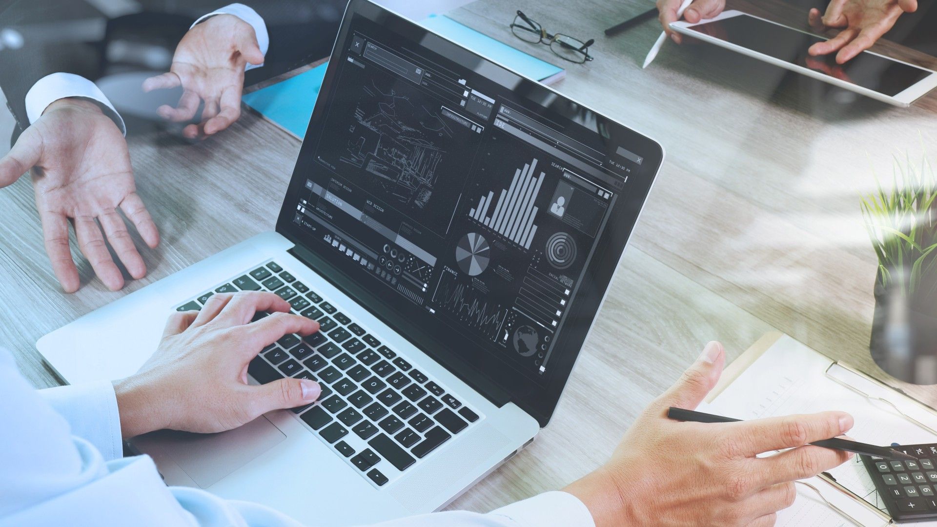 Riunione business con laptop grafici, 1920x1080 1080p, Desktop