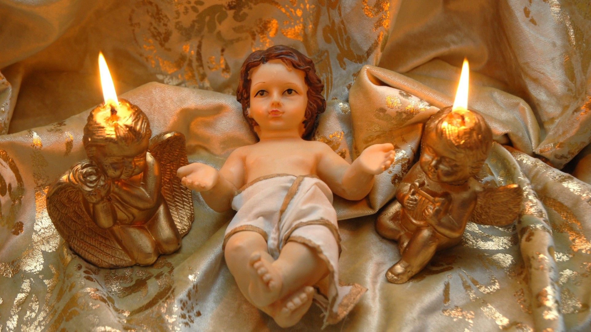 Statuina Gesù Bambino tra candele, 1920x1080 Full HD, Laptop