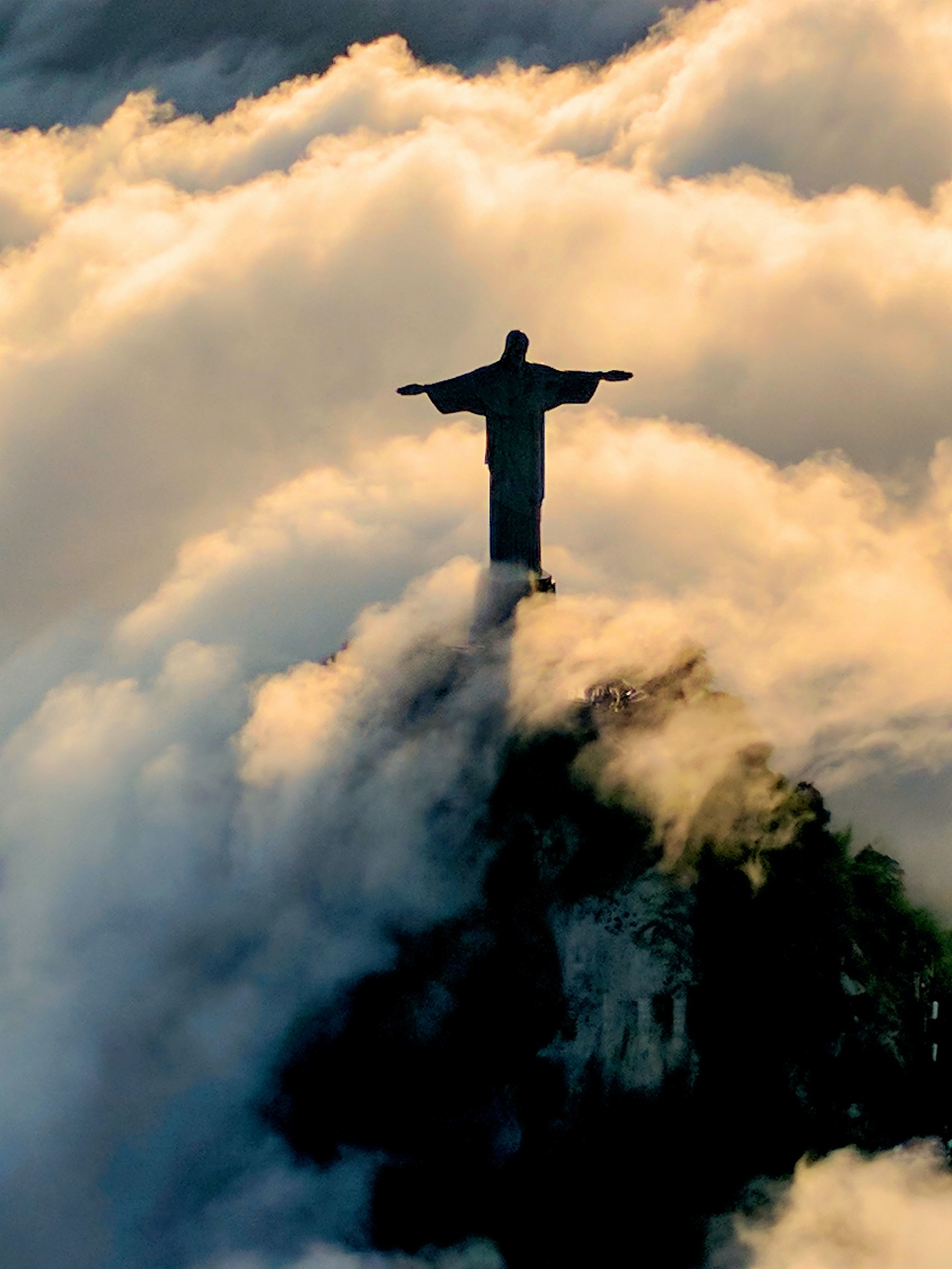 Cristo Redentore tra le nuvole, 3036x4048 Full HD Verticale, iPhone