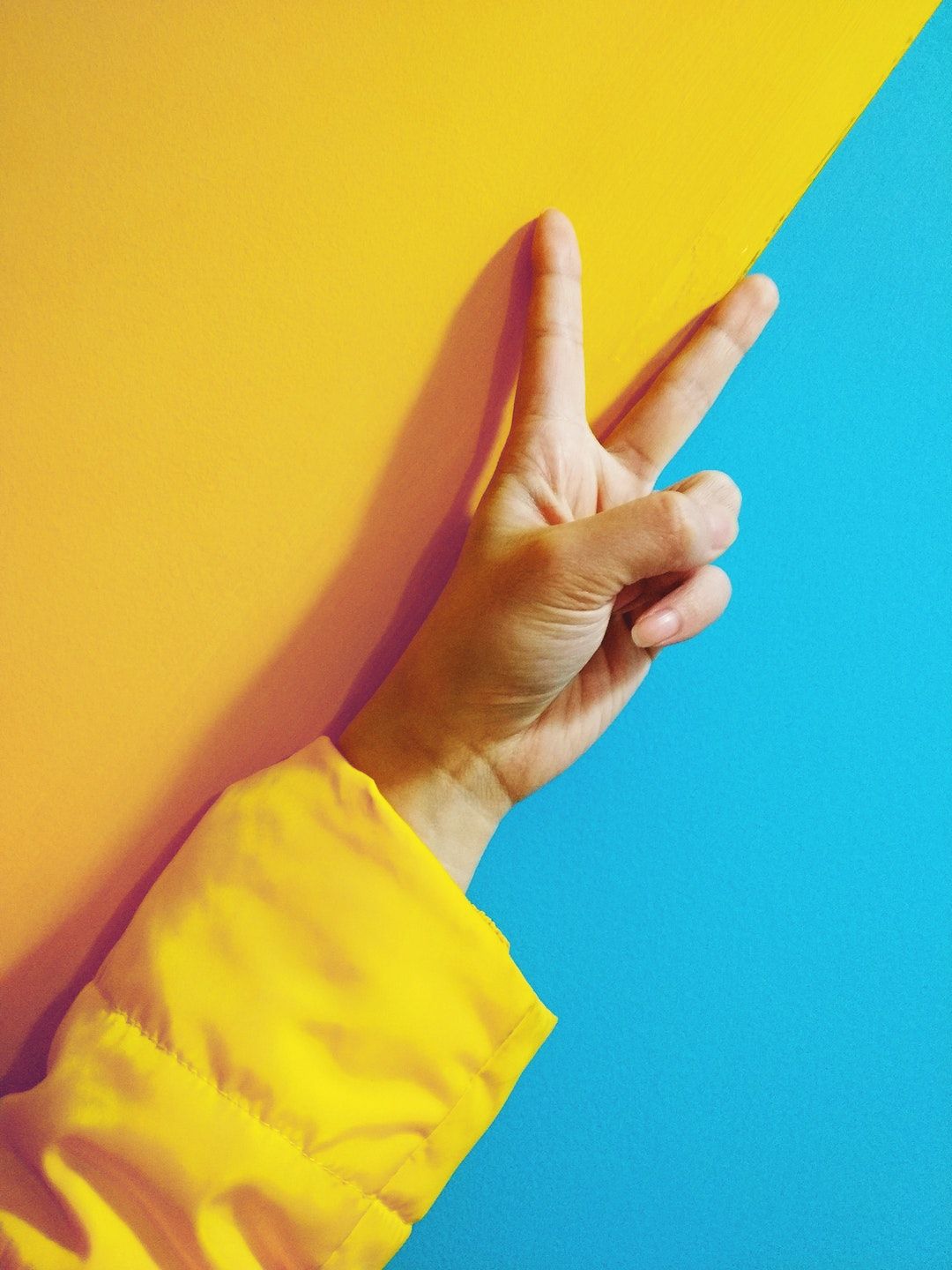 Mano gesto pace giallo blu, 1080x1440 Verticale, Mobile