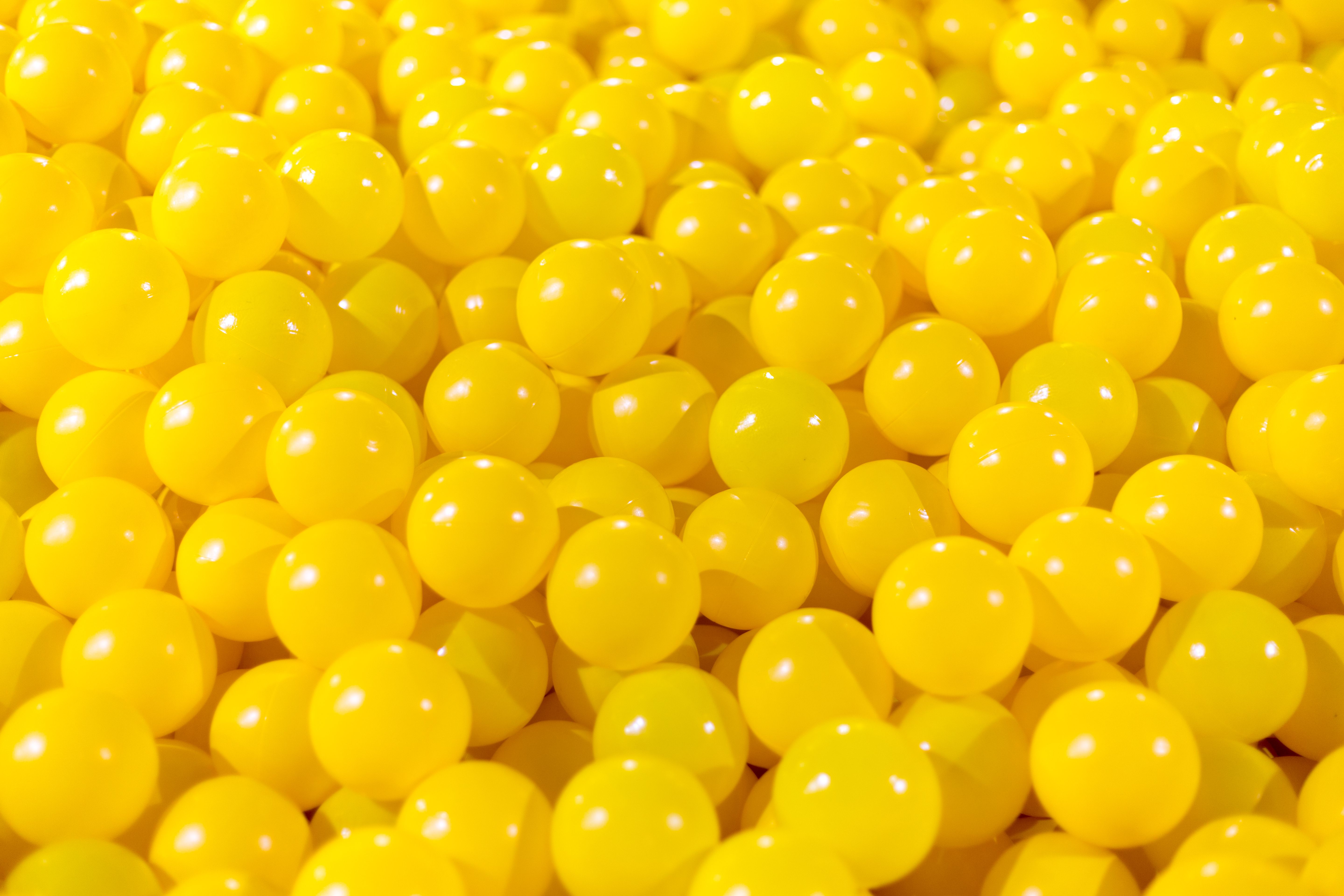 Palline gialle ball pit, 5760x3840 UHD, Monitor 4K