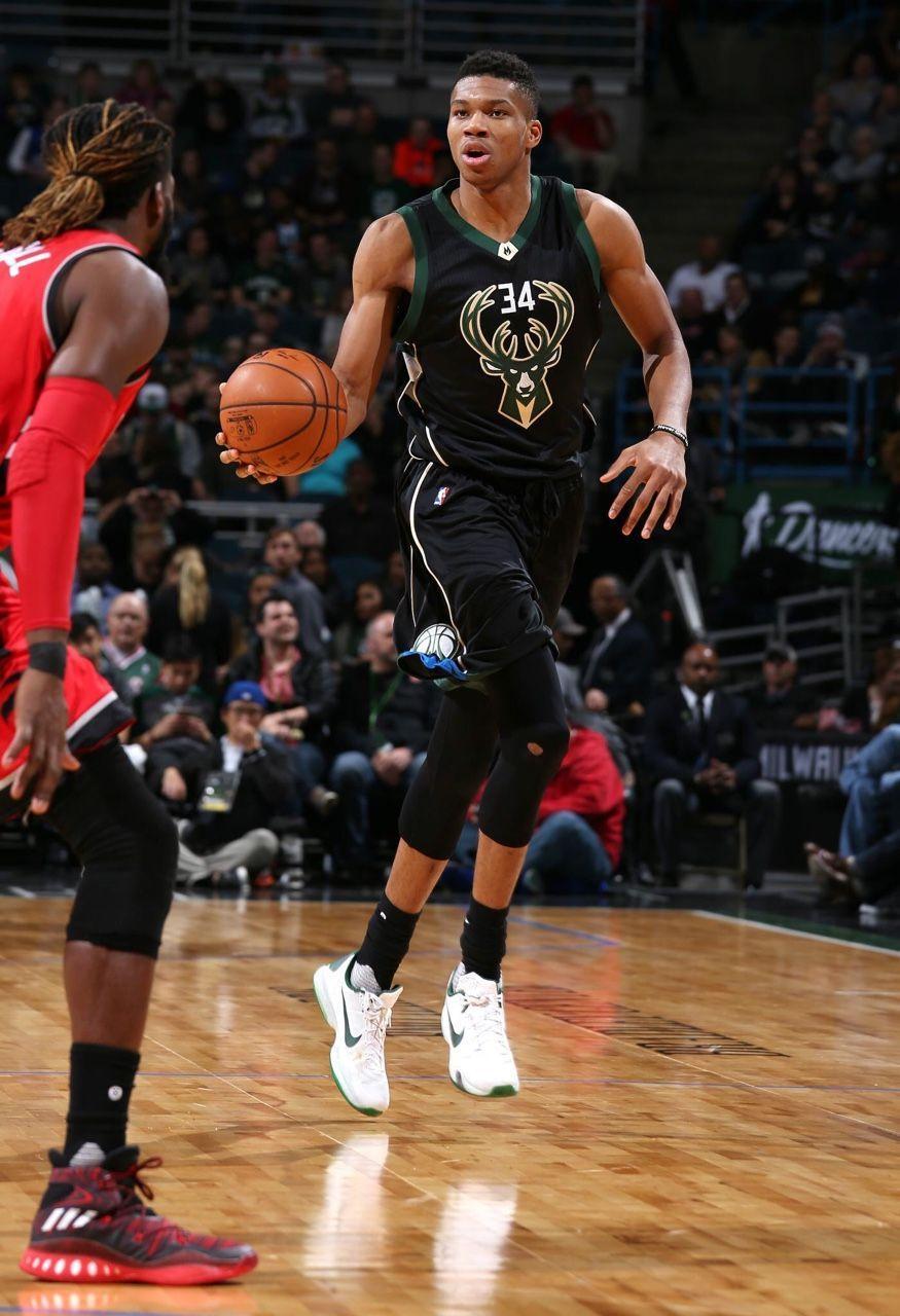 Giannis Antetokounmpo Bucks basket, 875x1280 Full HD Verticale, Smartphone