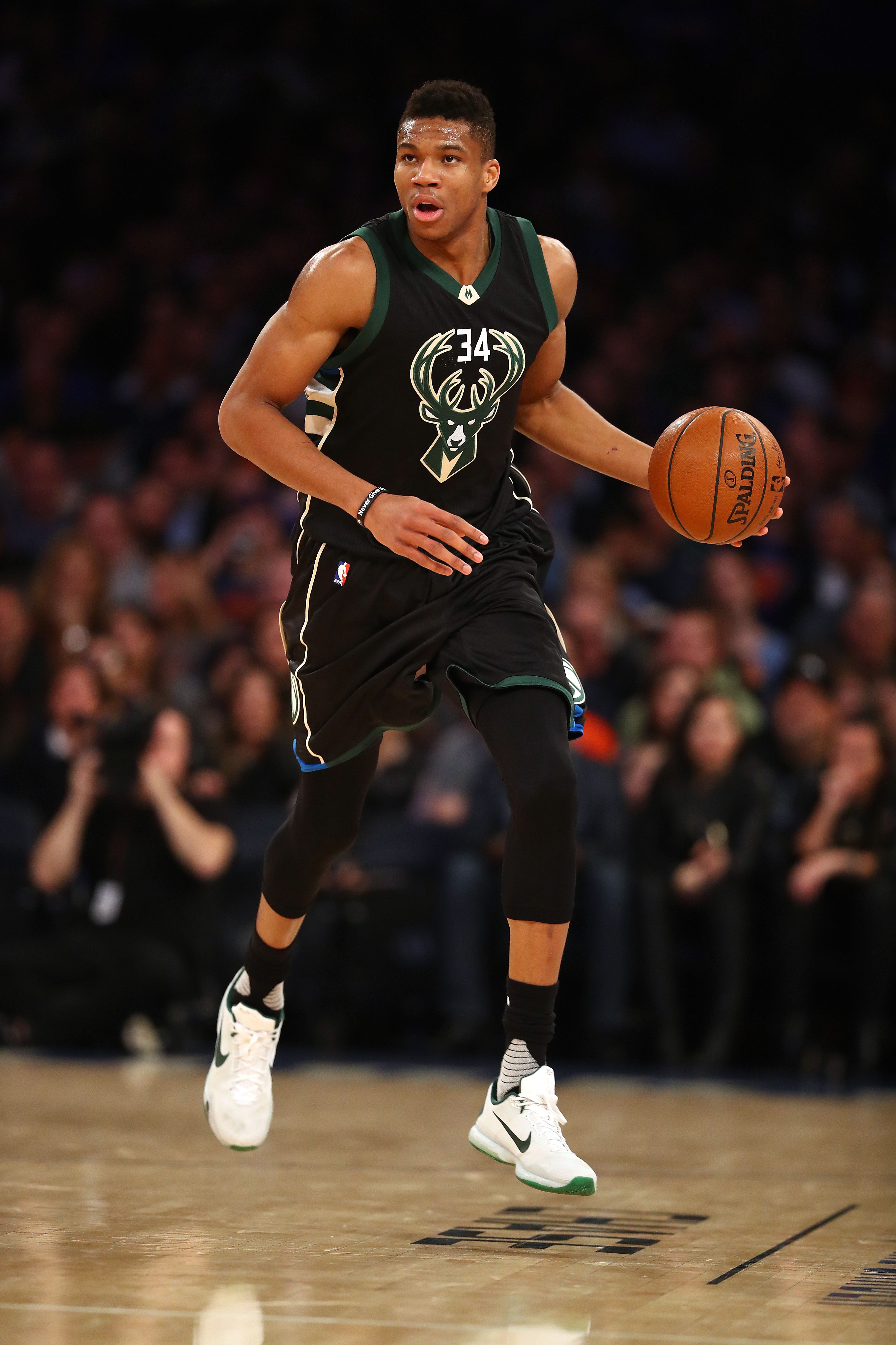 Giannis Antetokounmpo Bucks basket, 3648x5472 Full HD Verticale, iPhone