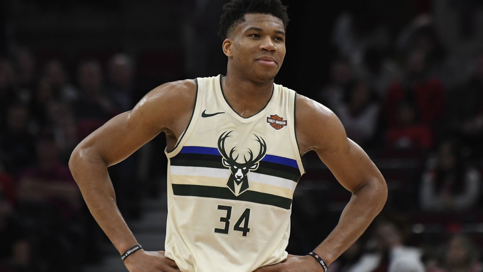Giannis Antetokounmpo Bucks basket, 1600x900 900p, Laptop