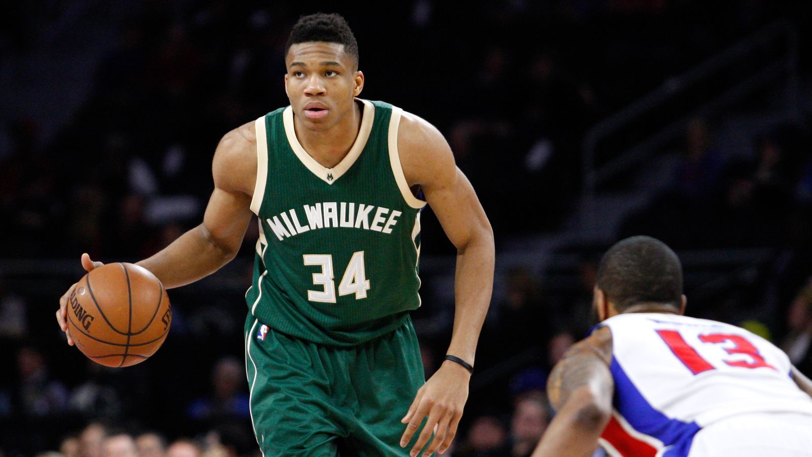 Giannis Antetokounmpo Bucks basket, 3200x1680 2K+, Desktop