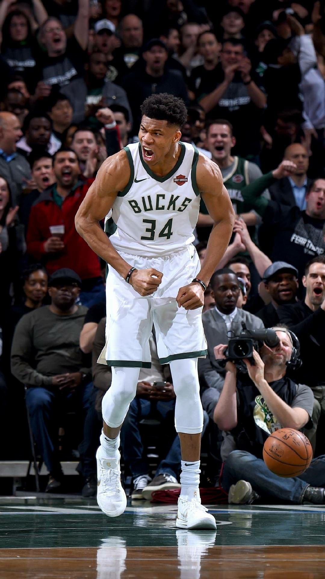 Giannis Antetokounmpo Bucks basket, 1080x1920 Full HD Verticale, Smartphone