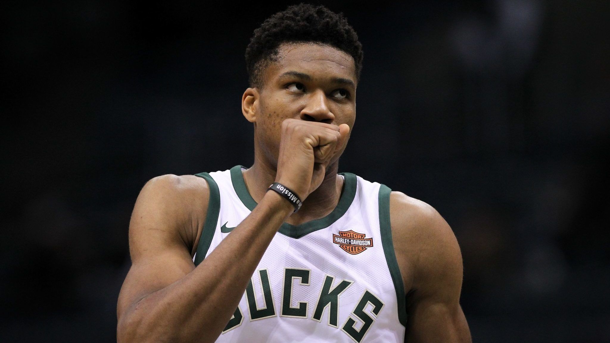 Giannis Antetokounmpo Bucks basket, 2048x1152 alta risoluzione, PC