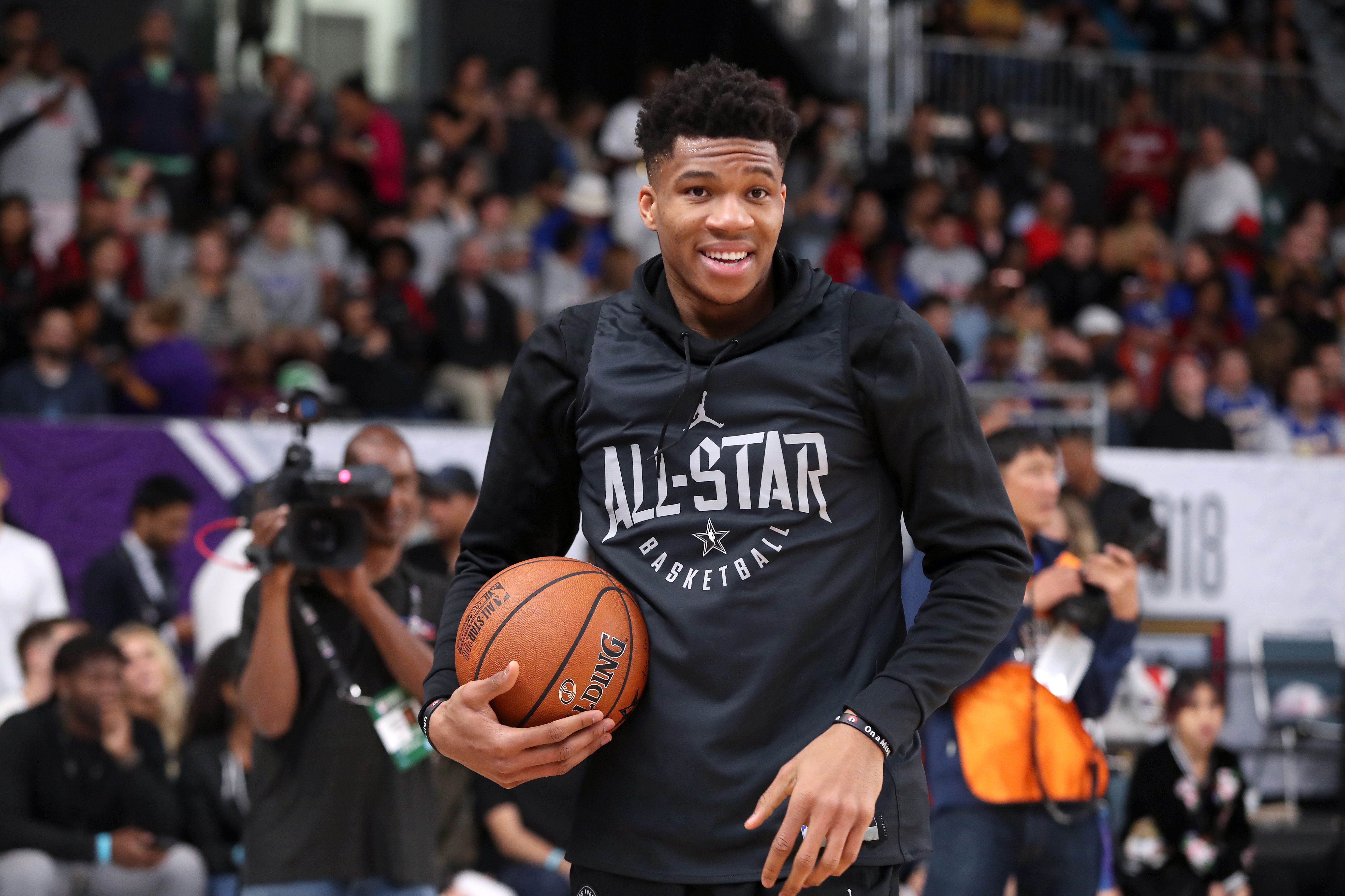 Giannis Antetokounmpo Bucks basket, 751x1336 Verticale, Mobile