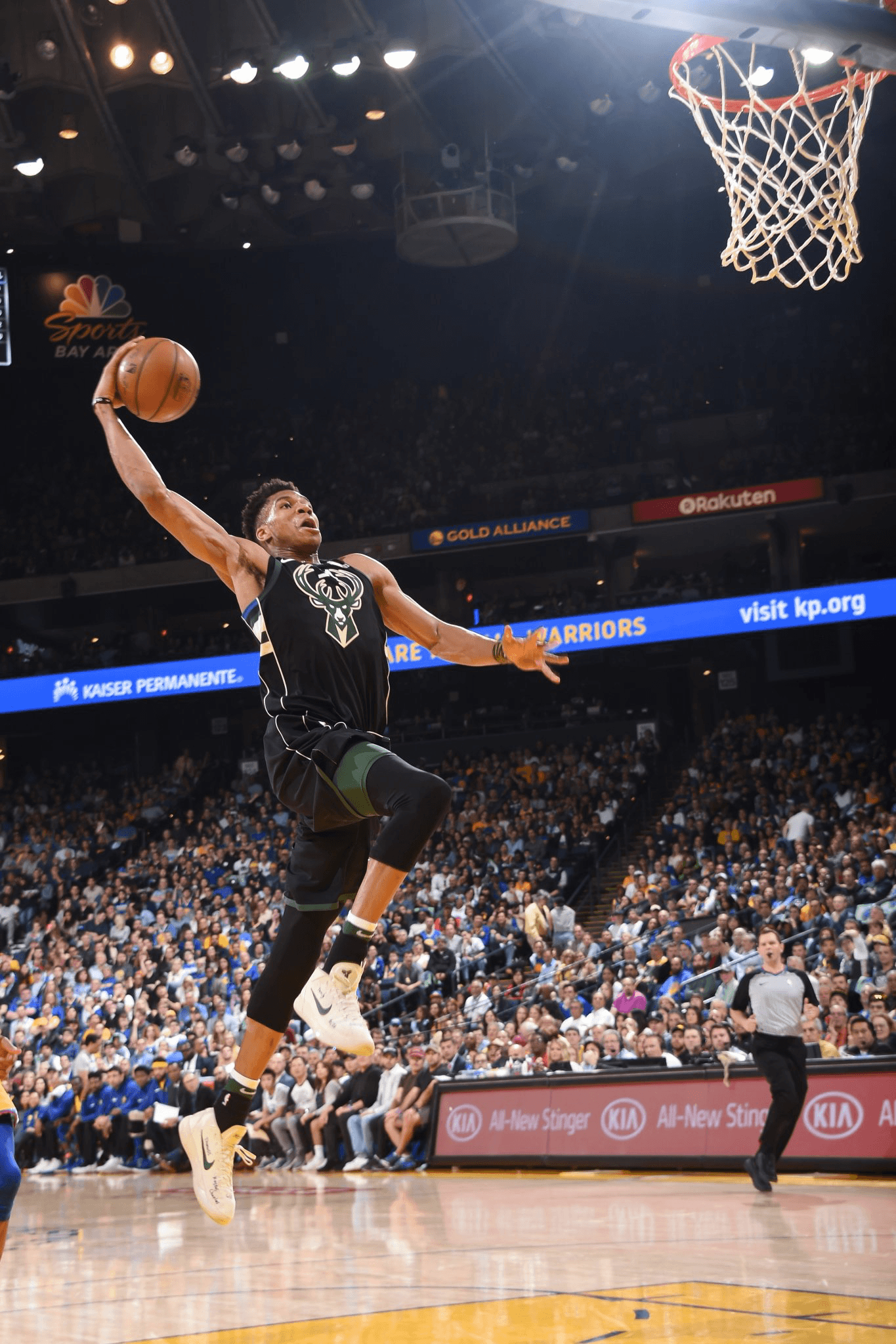 Giannis Antetokounmpo schiacciata Bucks, NBA, 1365x2048 Verticale, Mobile