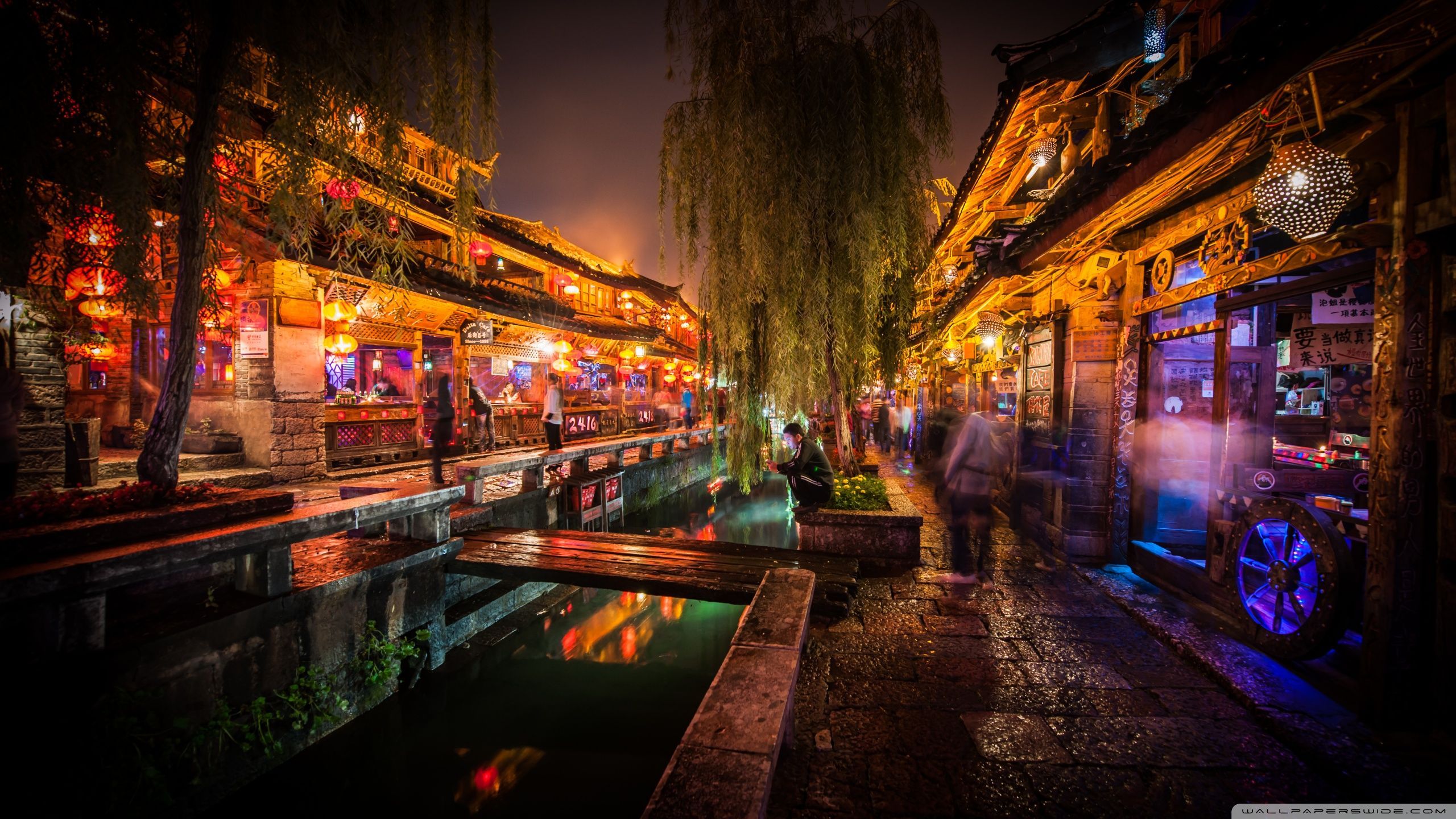 Canale notturno città asiatica illuminata, 2560x1440 2K QHD, Monitor Gaming