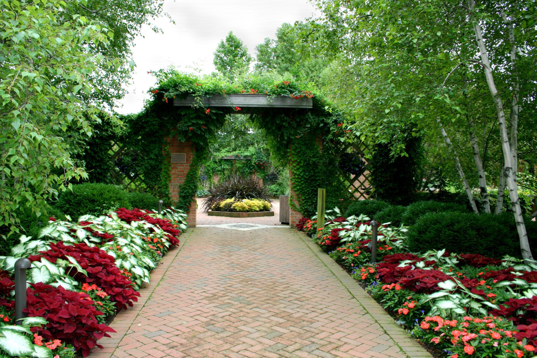 Giardino con arco verde e sentiero, 2048x1365 alta risoluzione, Desktop