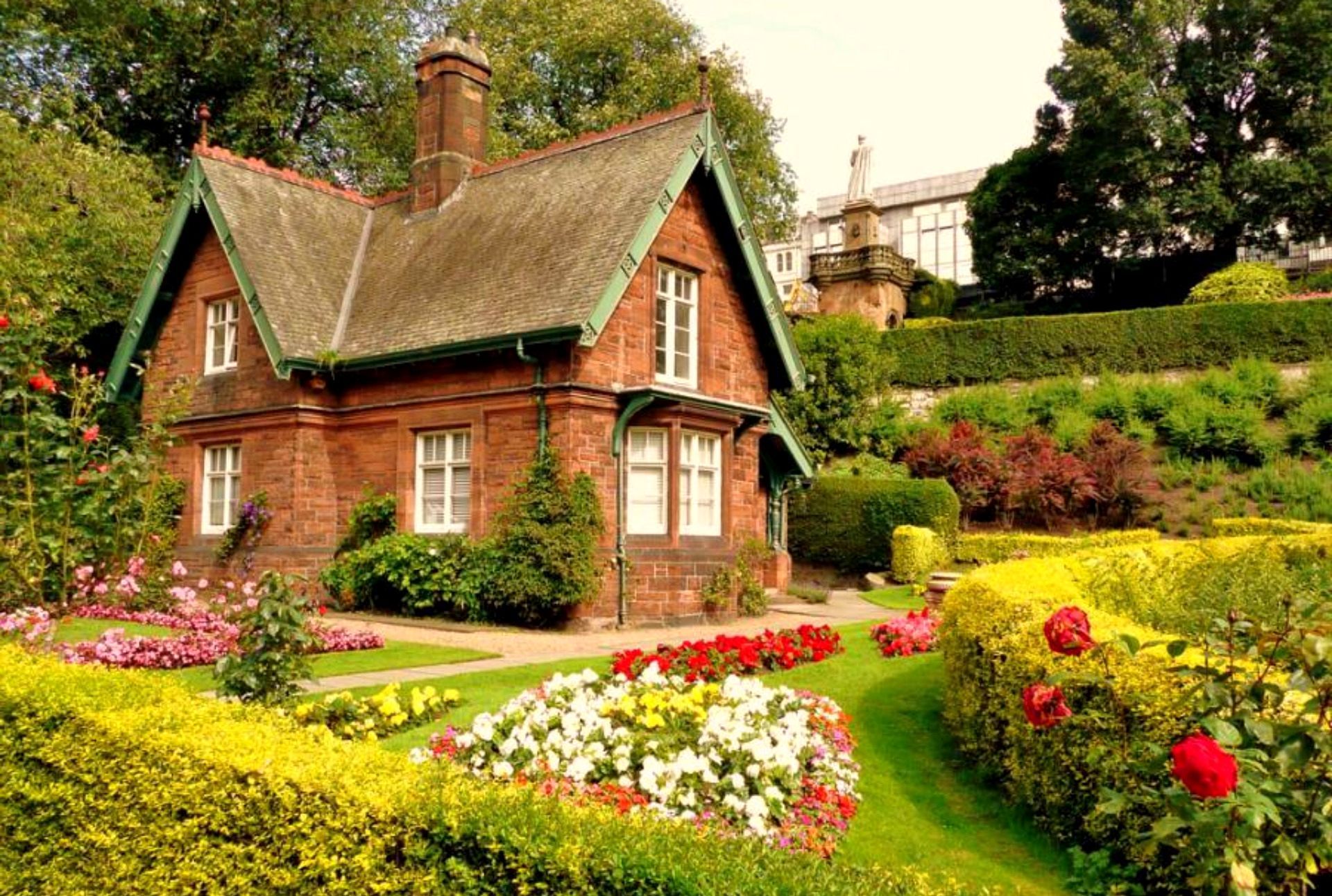 Cottage in mattoni con giardino fiorito, 1920x1292 WUXGA, Desktop