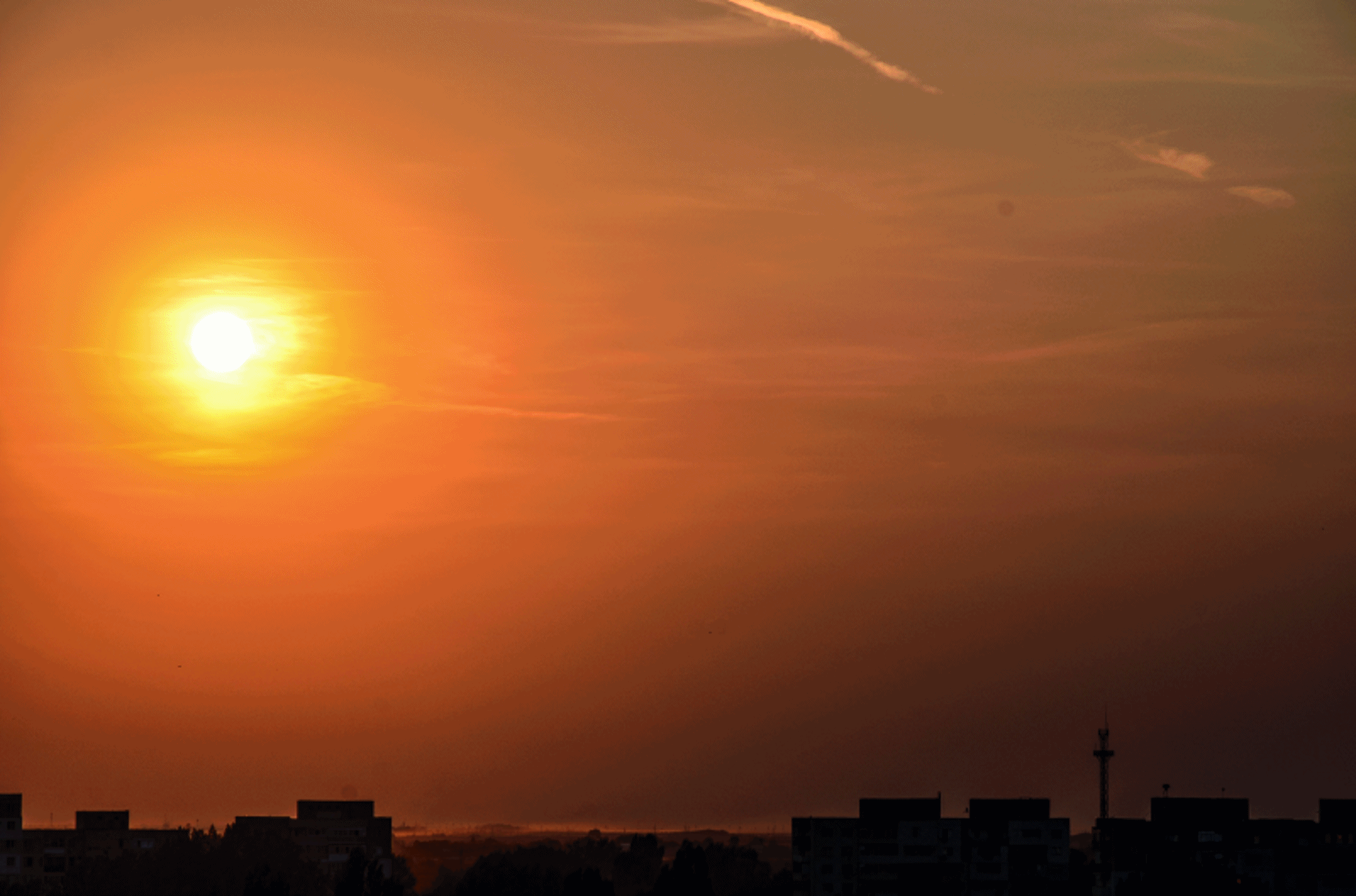Tramonto arancione con silhouette città, 2400x1587 2K, Laptop