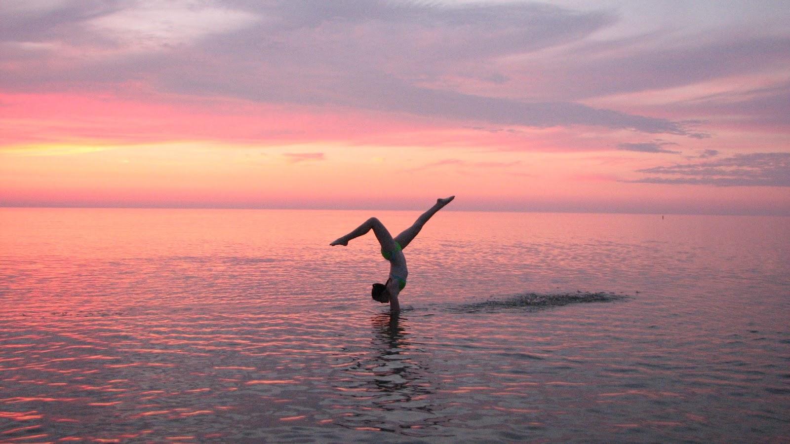 Verticale ginnastica su acqua tramonto, 1600x900 HD Ready, PC