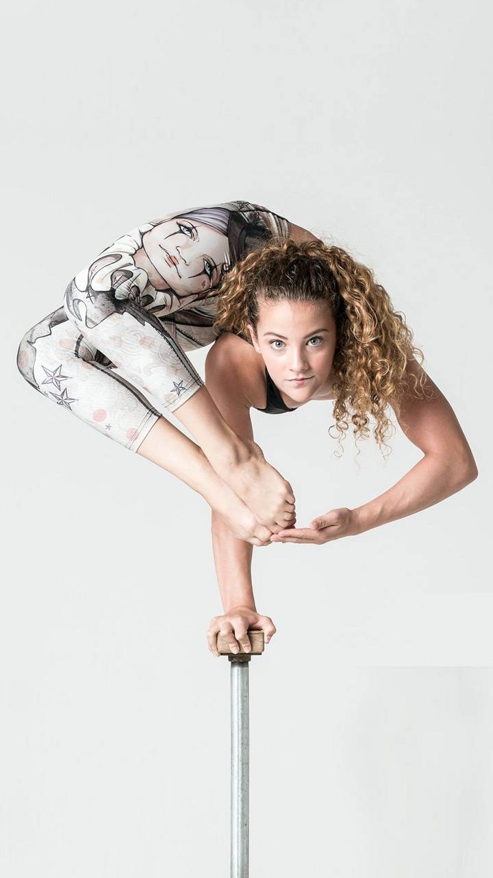 Ginnasta contorsionista su asta, 720x1280 Verticale, Mobile