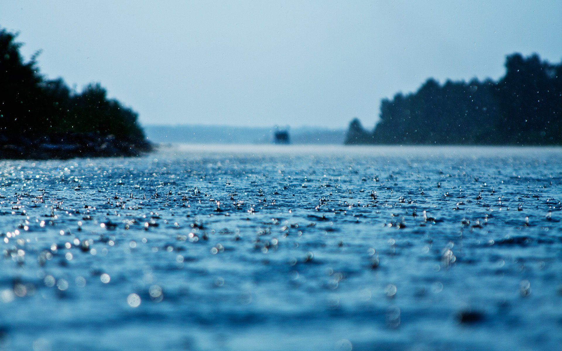 Pioggia su lago blu, 1920x1200 Full HD+, iMac