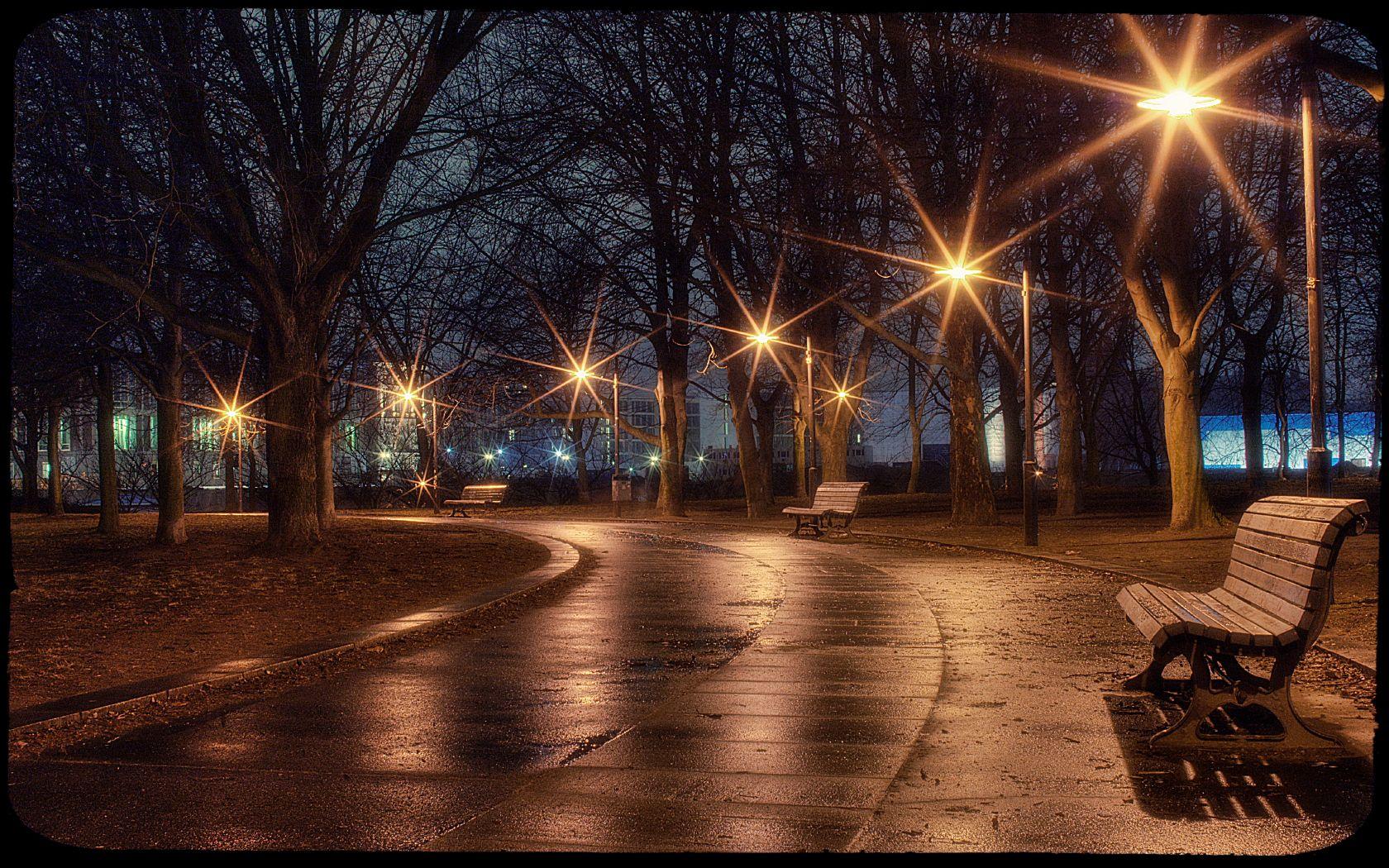 Parco notturno piovoso con lampioni, 1680x1050 HD Ready, Laptop