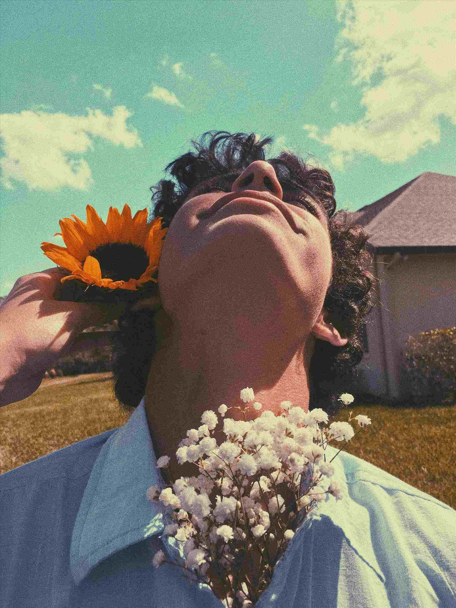 Ragazzo con girasole e fiori bianchi, 1899x2533 Full HD Verticale, Smartphone