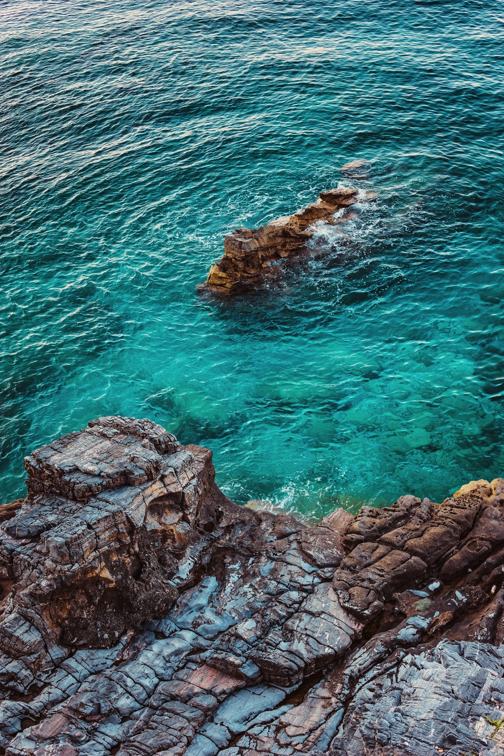 Mare turchese e scogliera rocciosa, 1000x1500 Verticale, Telefono