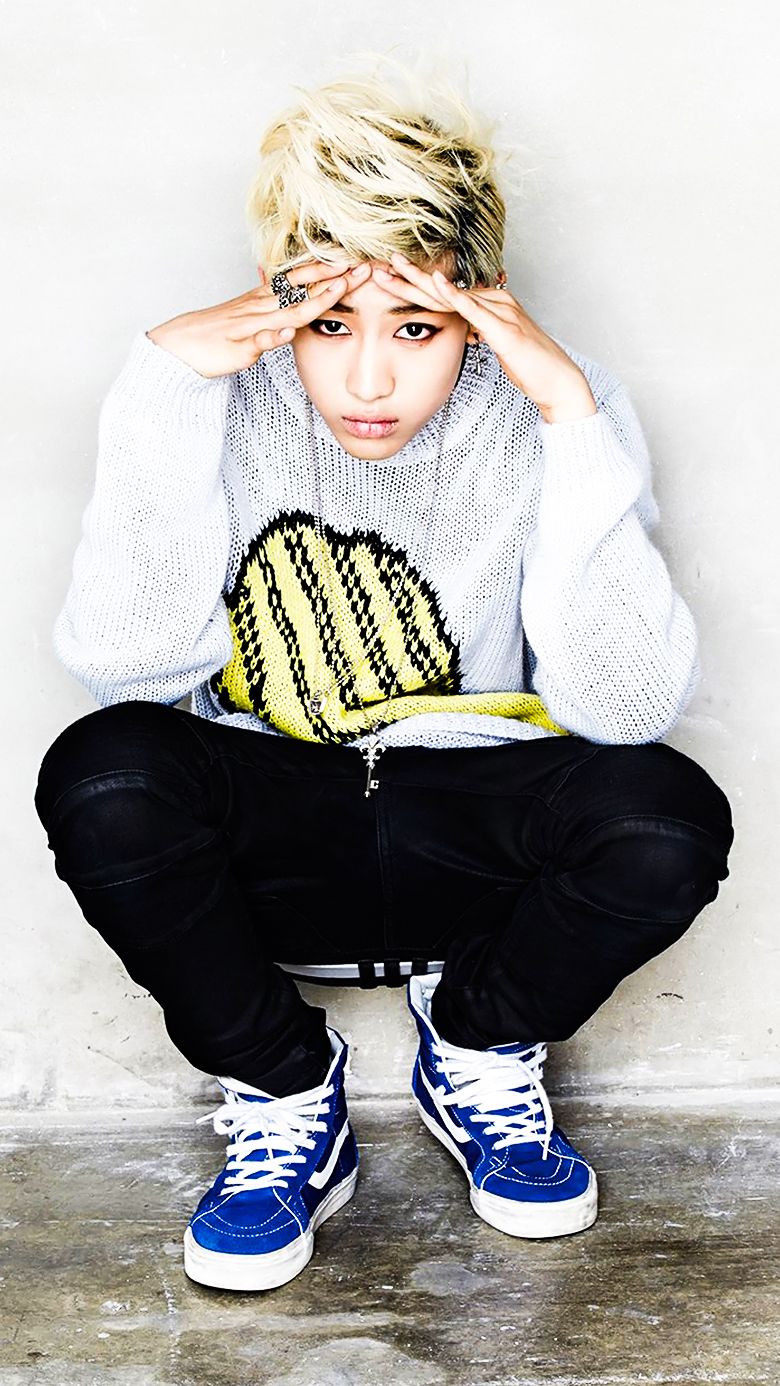 BamBam GOT7 seduto scarpe blu, 780x1386 Verticale, Telefono