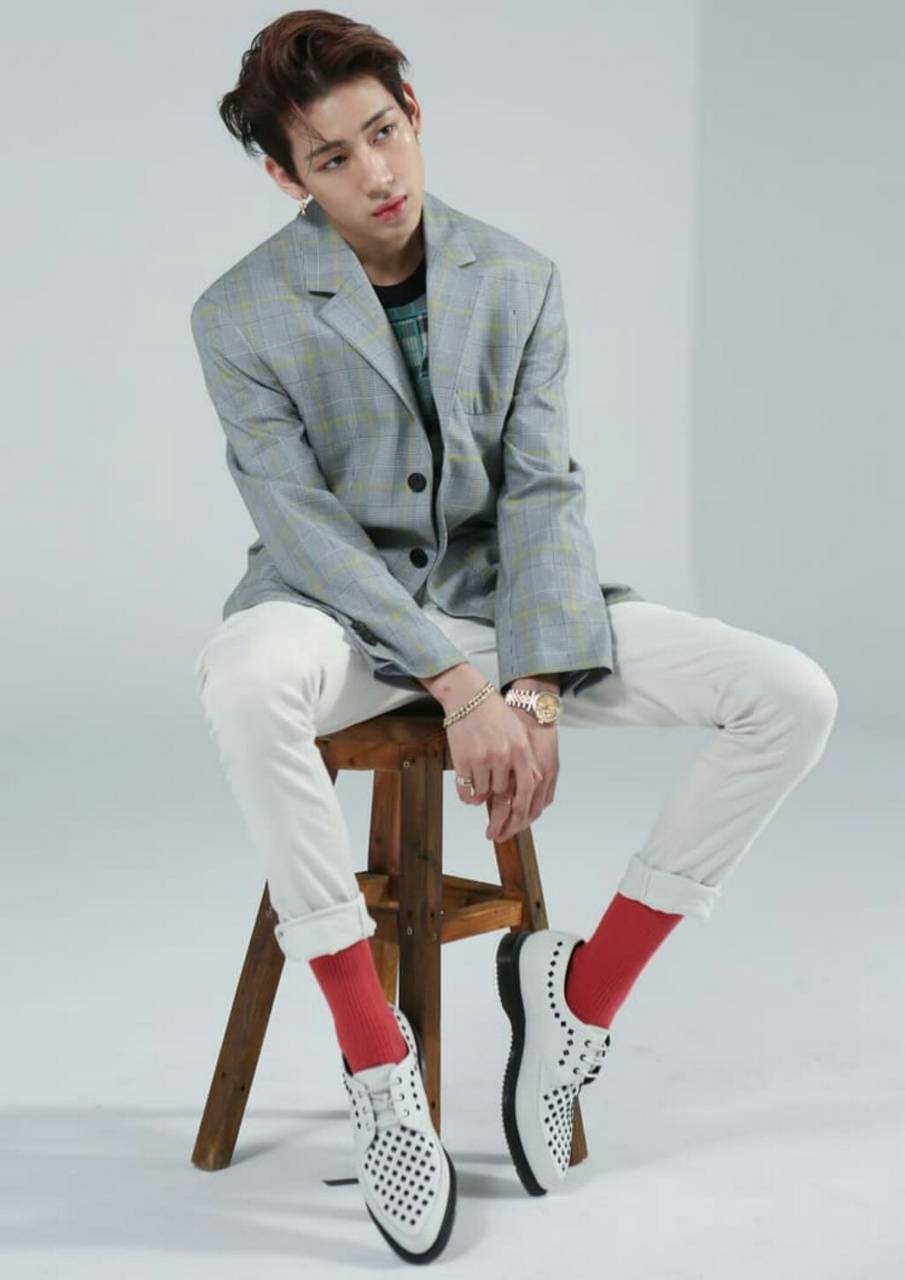 BamBam GOT7 seduto sgabello, 905x1280 Verticale, Telefono