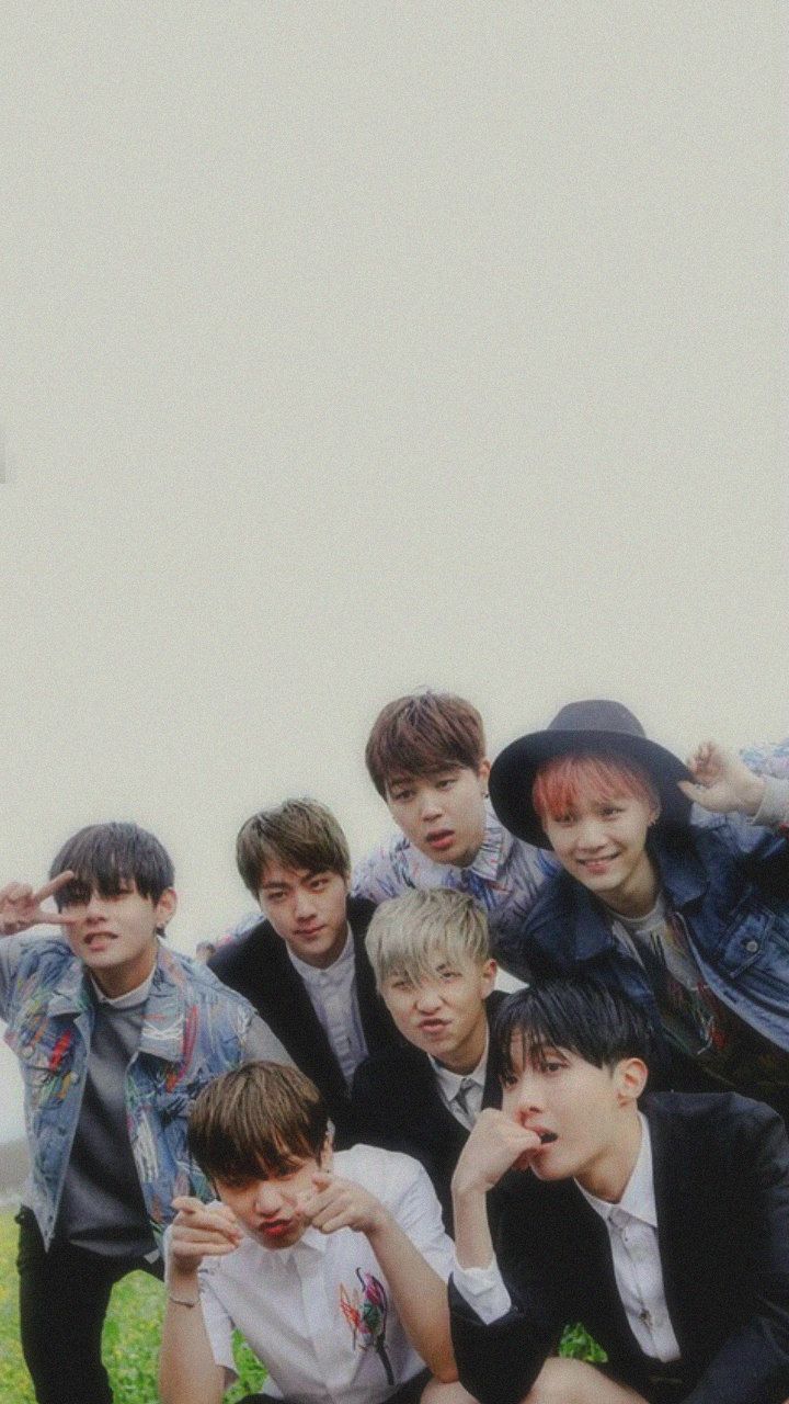 Gruppo BTS su prato, 720x1280 Full HD Verticale, Realme