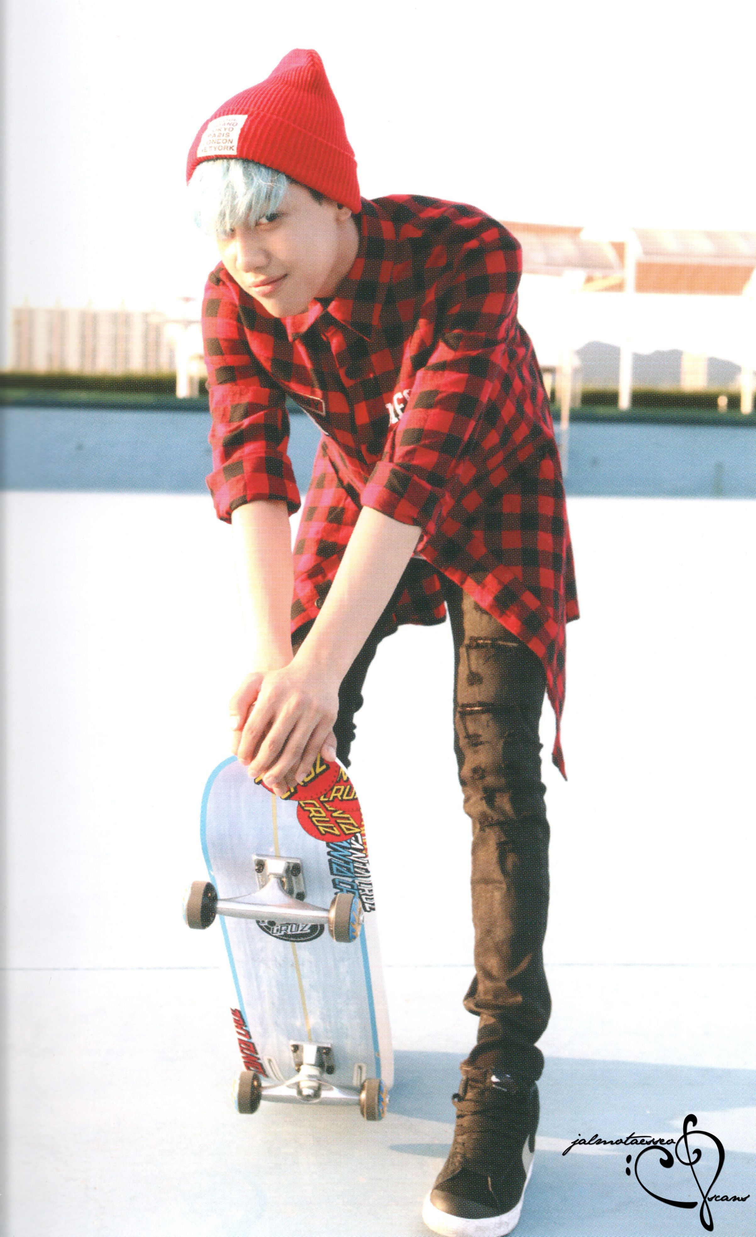 Ragazzo con skateboard camicia rossa, 2405x3935 Full HD Verticale, Google Pixel