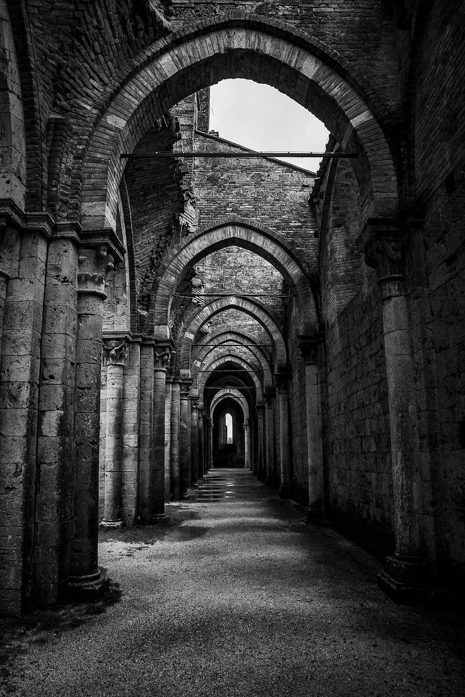 corridoio gotico in rovina, 910x1365 Verticale, Telefono
