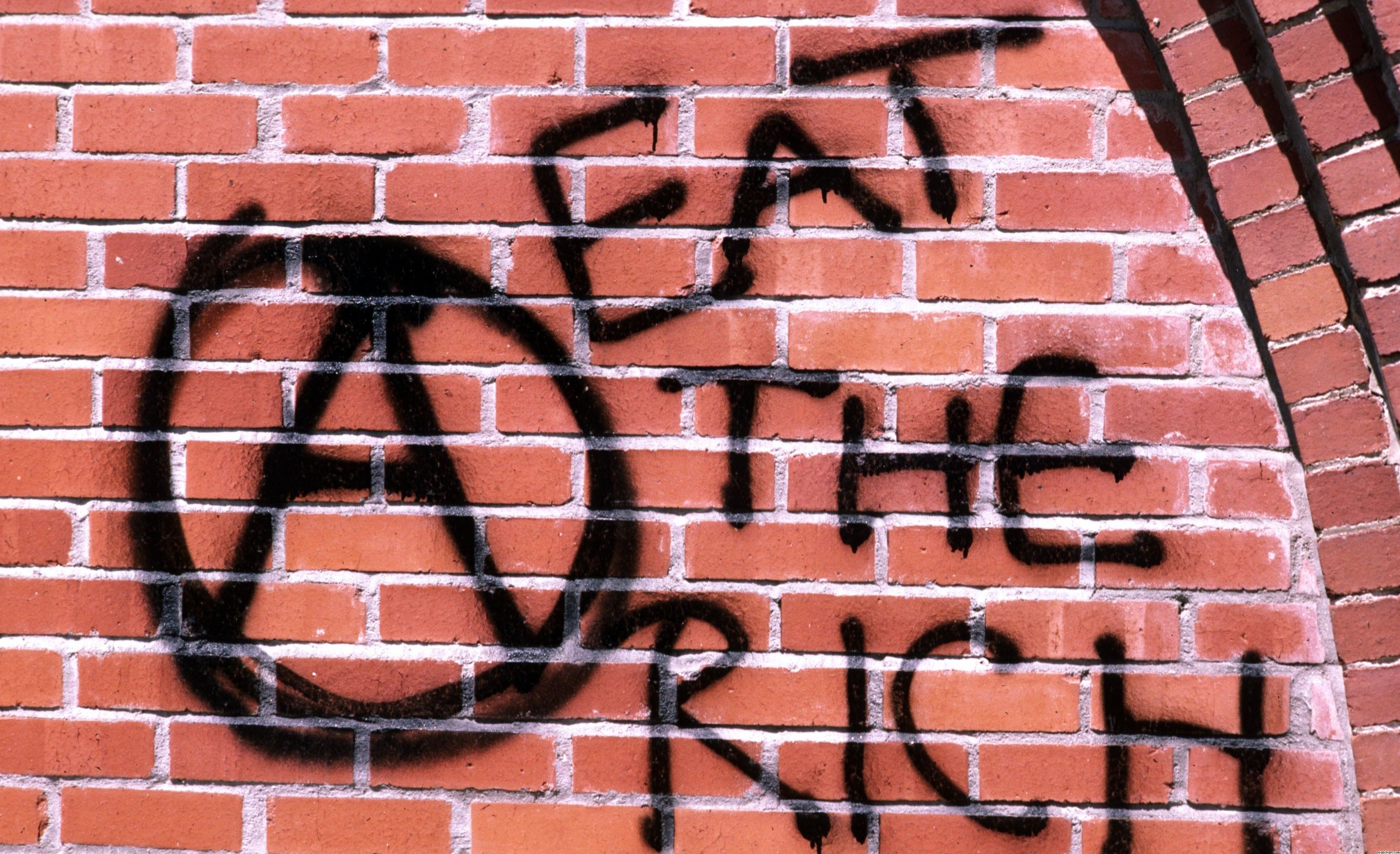 Graffiti anarchico su mattoni rossi, 3264x1991 2K, Desktop