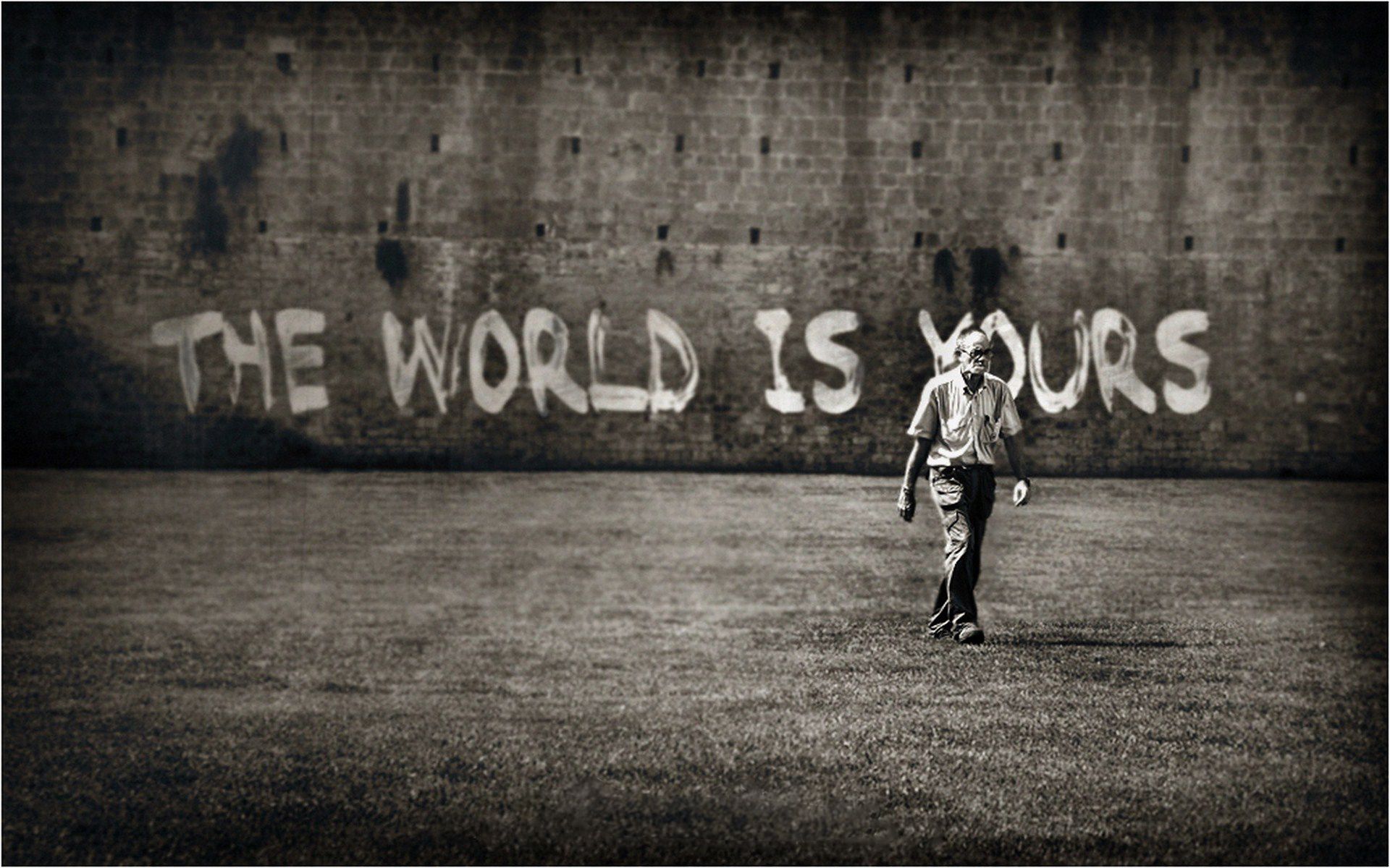 Uomo che cammina verso graffiti muro, 1920x1200 Full HD+, Laptop