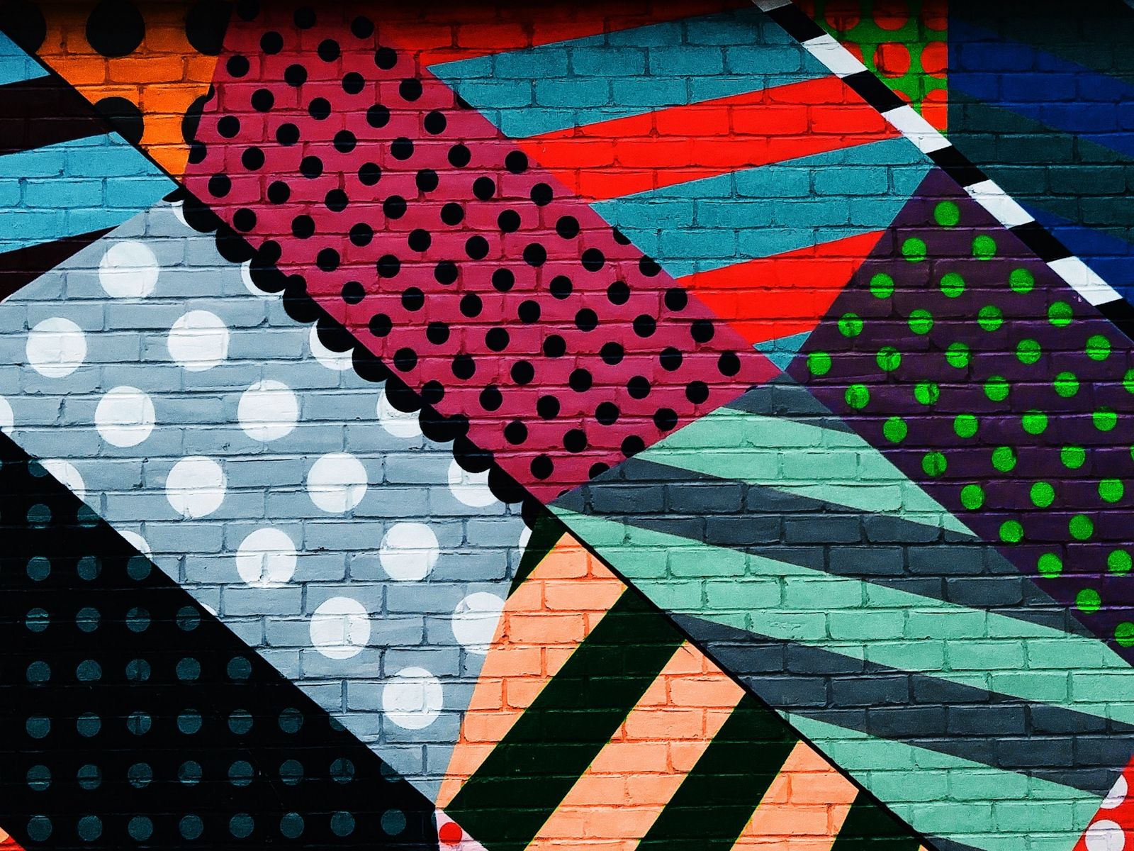 Murale astratto colorato su mattoni, 1600x1200 HD Ready, Laptop