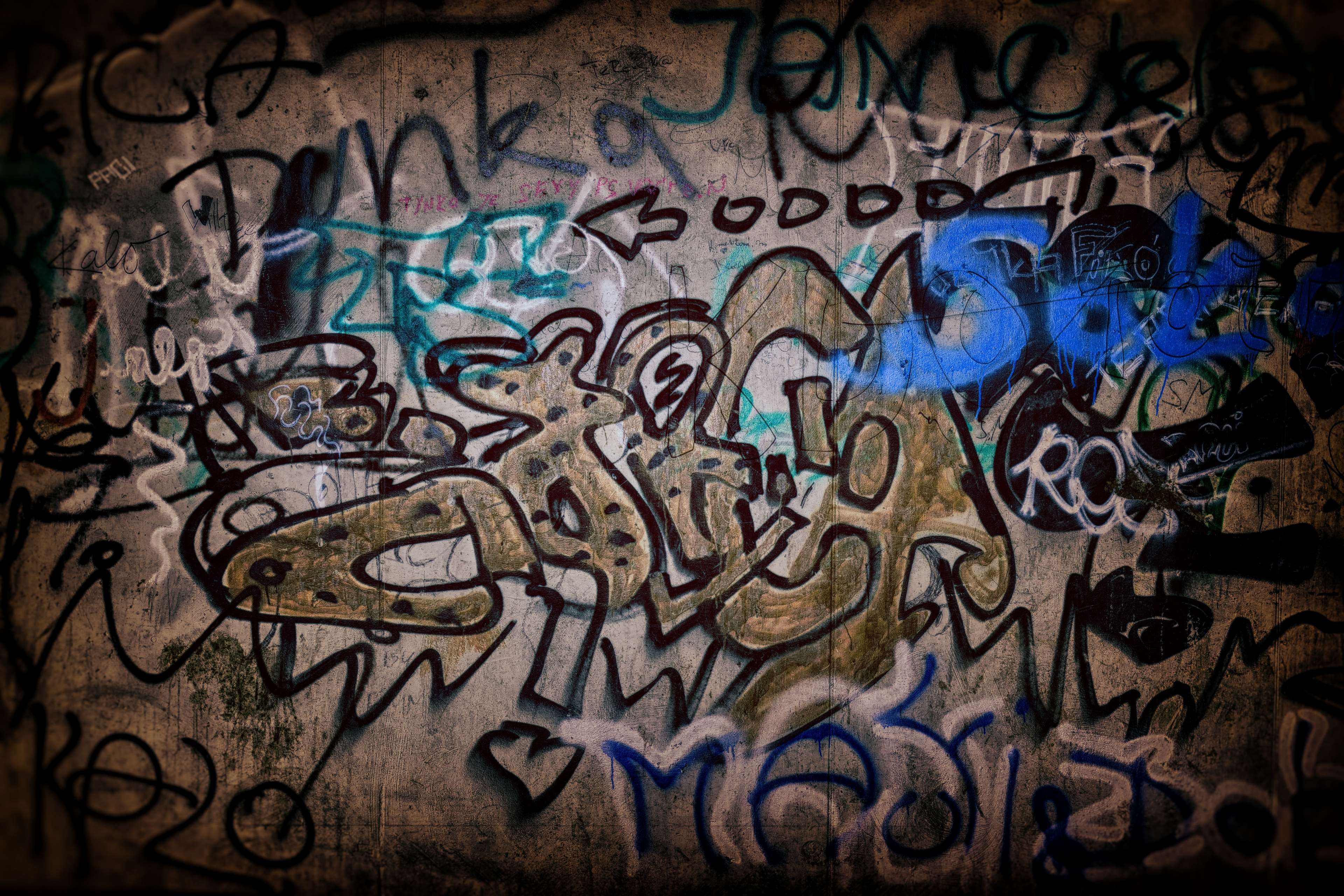 Graffiti astratti su muro, 3840x2560 4K Ultra HD, Monitor 4K