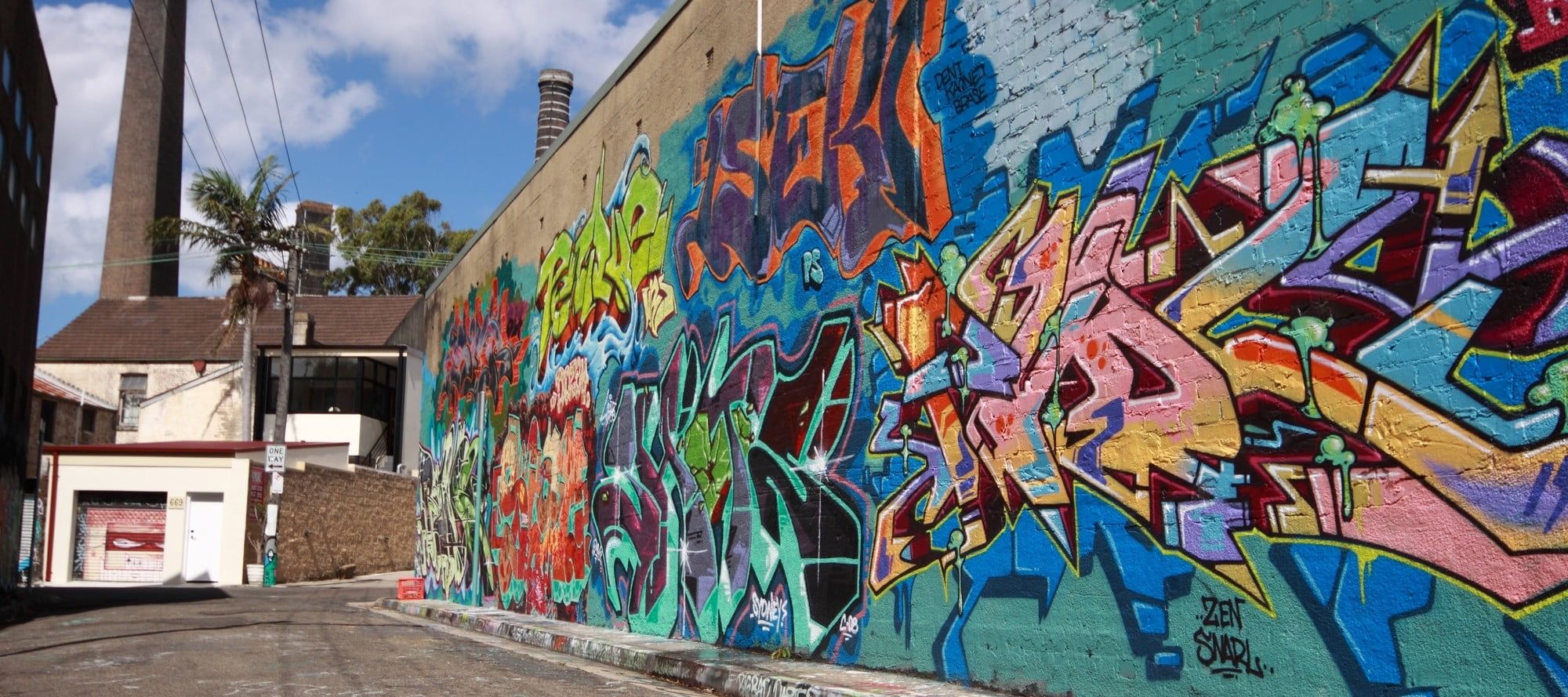 Murale graffiti colorato su strada, 2000x889 Ultrawide, Dual Monitor