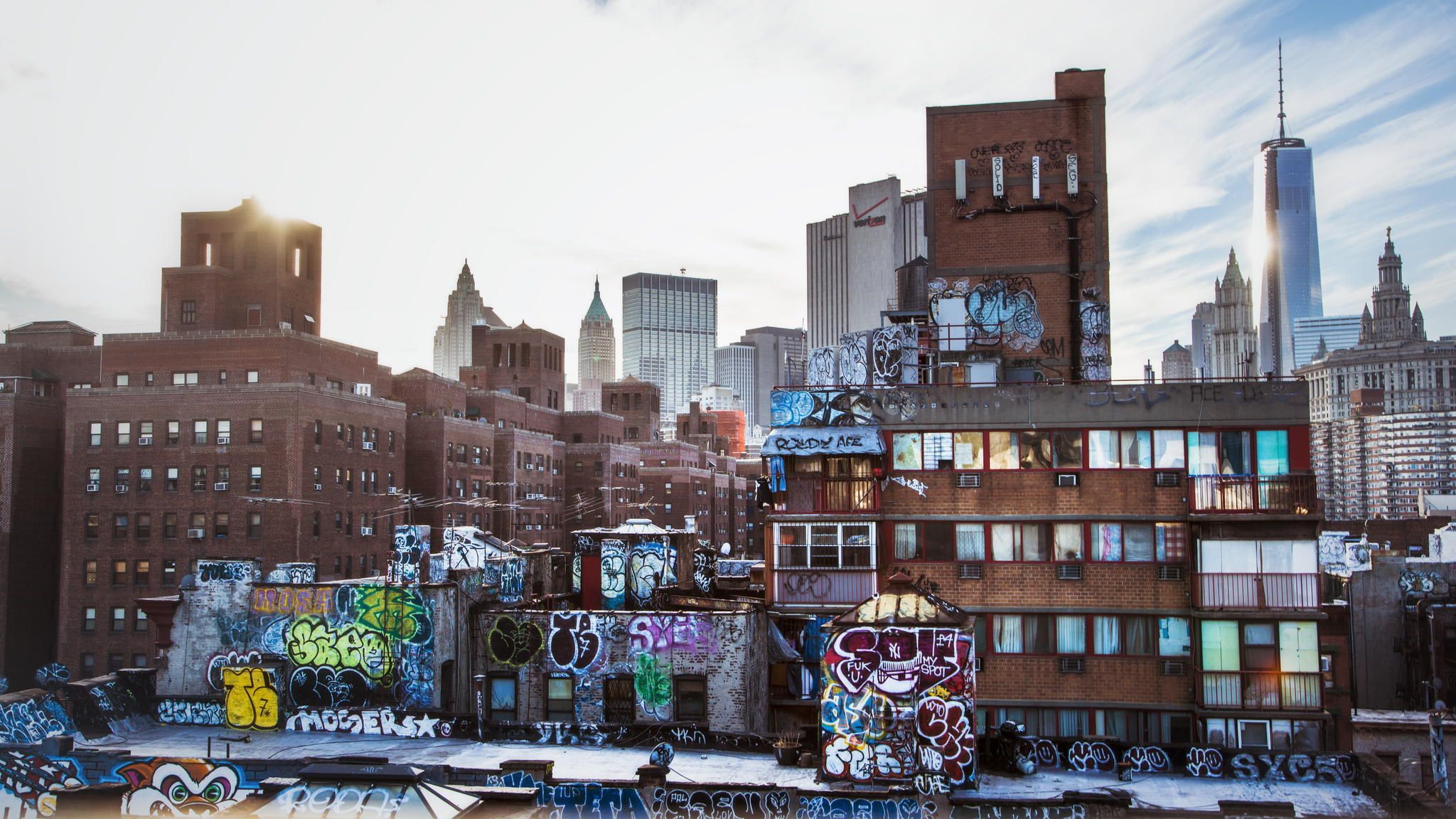 Tetti con graffiti colorati skyline, 2048x1152 2K, Desktop
