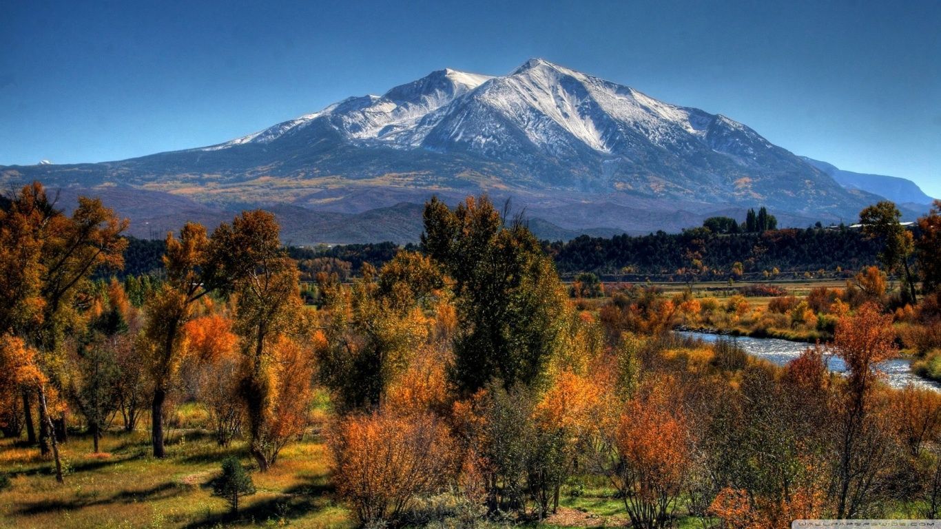 Montagna innevata con foresta autunnale, 1366x768 HD, PC Desktop