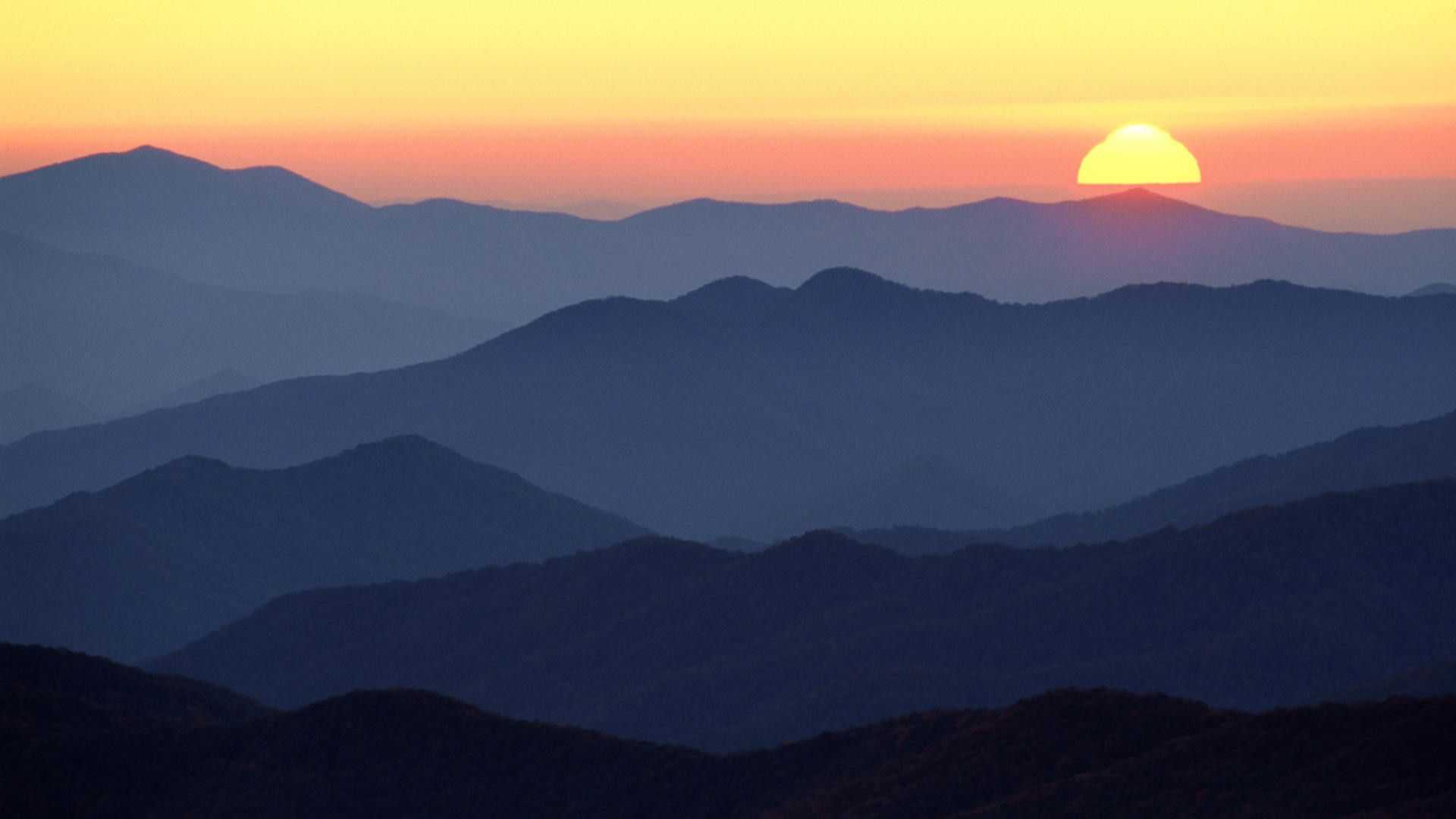 Tramonto sulle montagne fumose, 1920x1080 1080p, Desktop