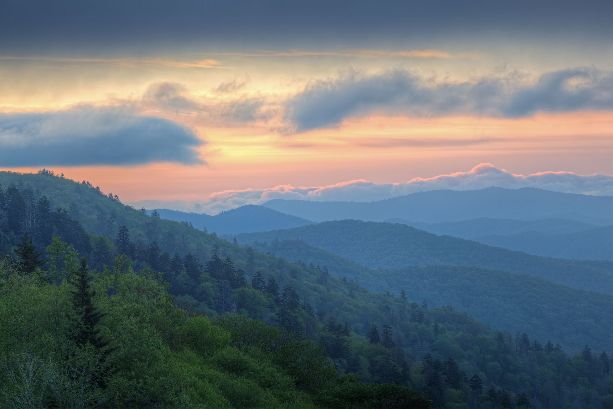 Montagne nebbiose al tramonto, 2500x1666 2K, PC