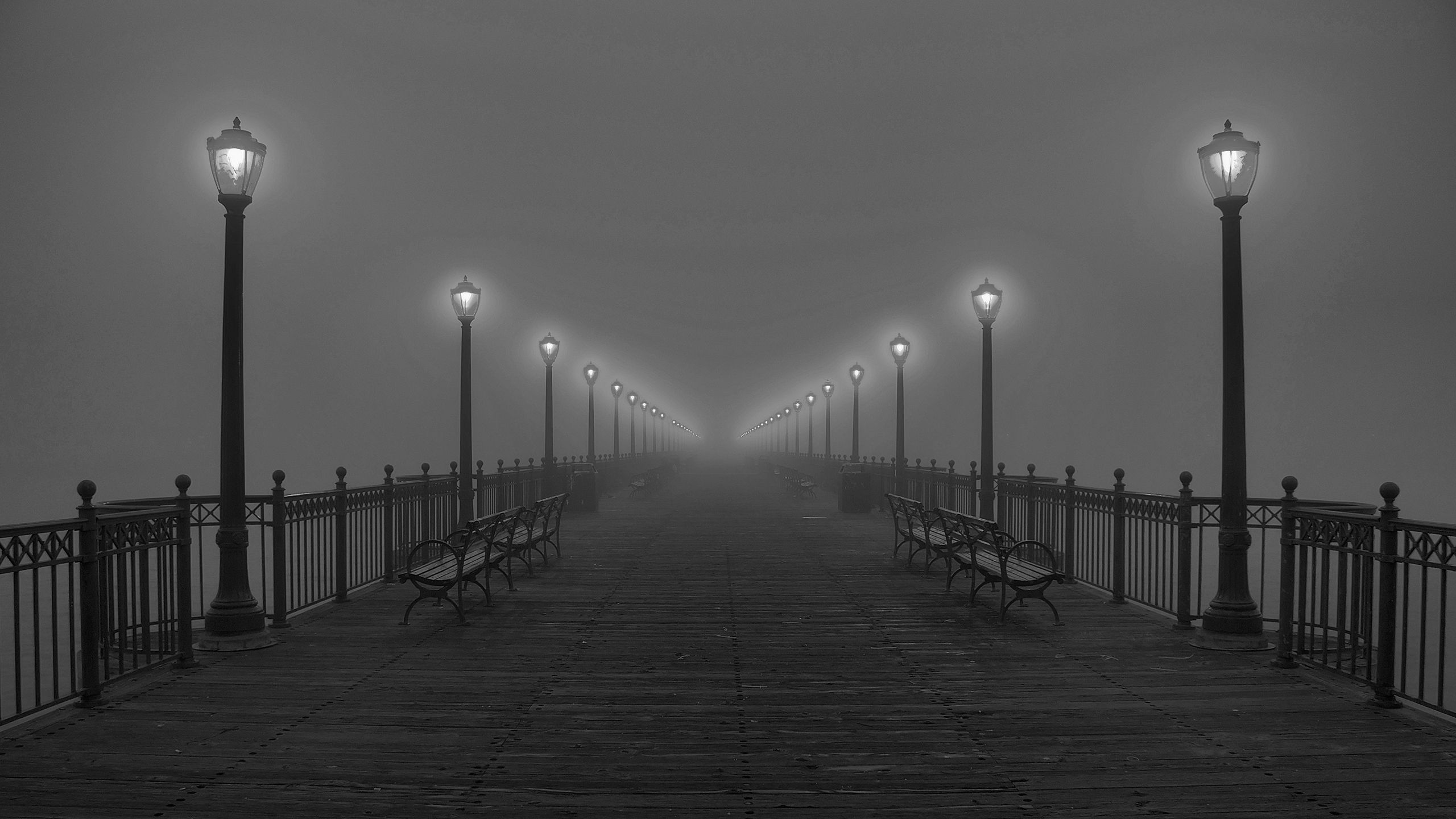 molo nebbioso con lampioni, 2560x1440 2K, PC Desktop