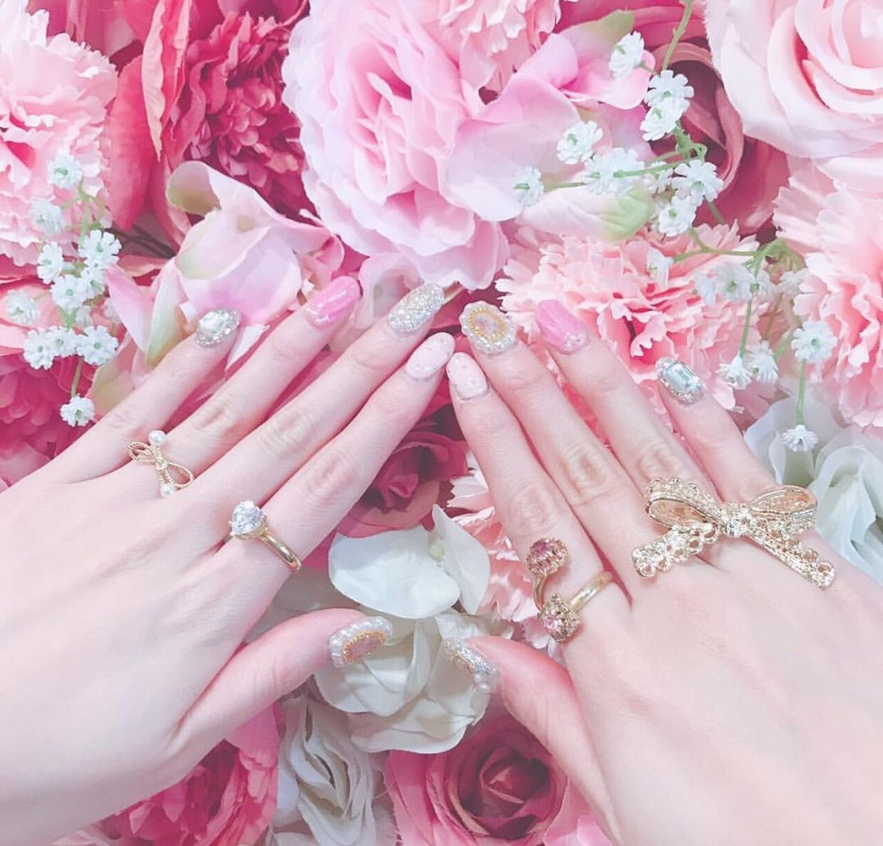 Mani con anelli e fiori rosa, 1242x1190 HD, Desktop