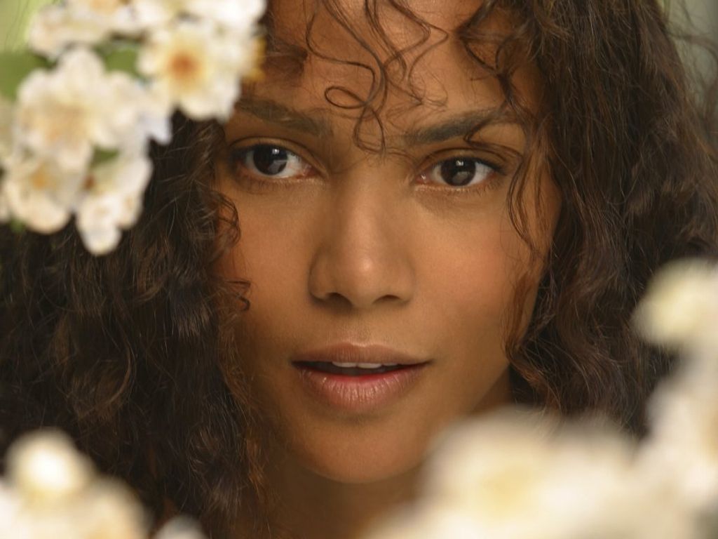 Halle Berry tra fiori bianchi, 1024x768 HD, PC