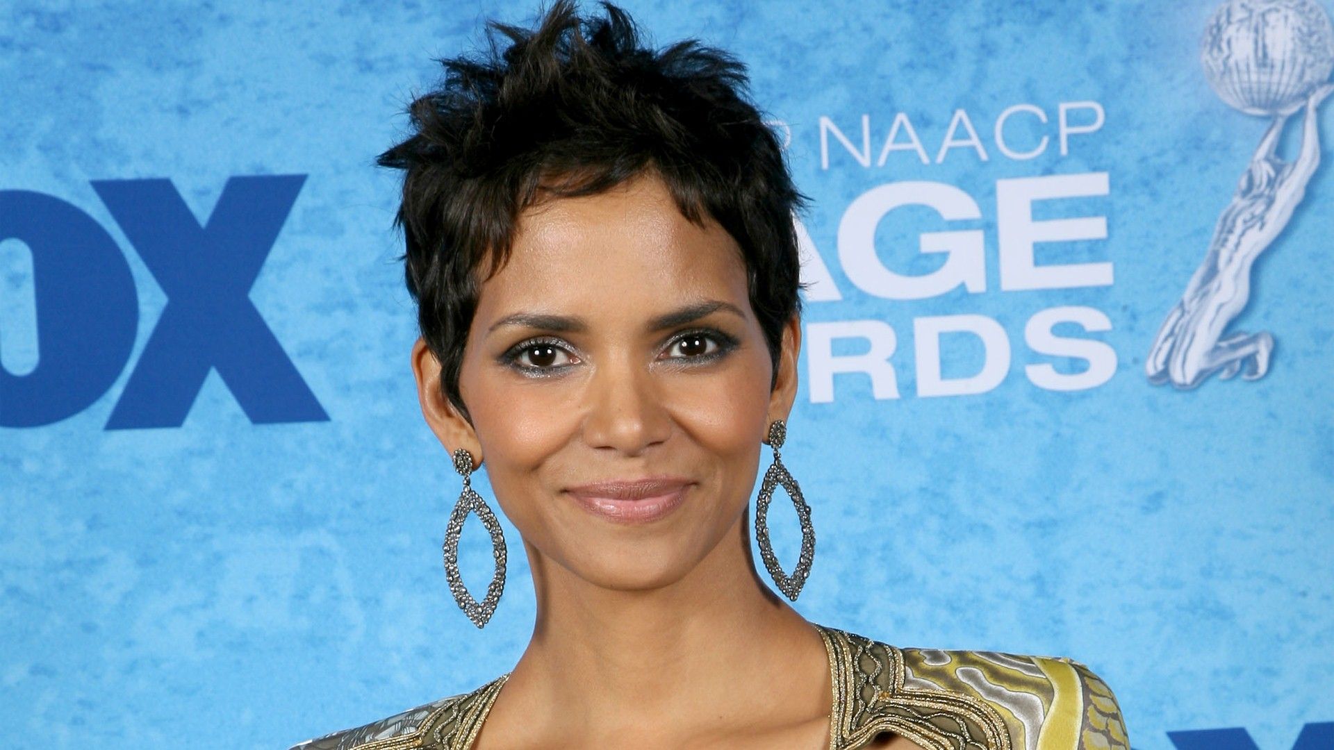 Halle Berry sorridente evento NAACP, 1920x1080 1080p, PC Desktop