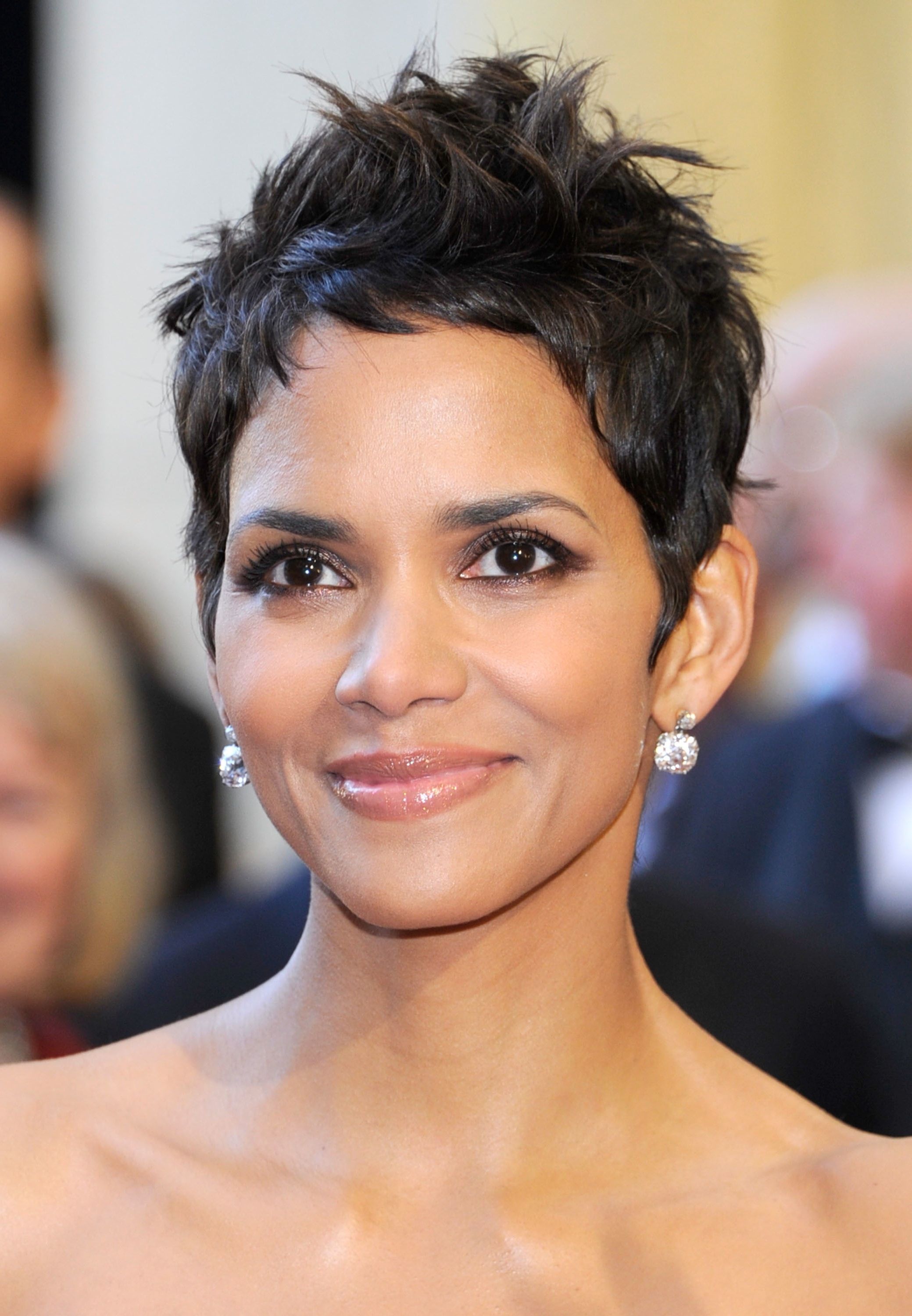 Halle Berry, capelli corti, 2079x3000 Verticale, Telefono