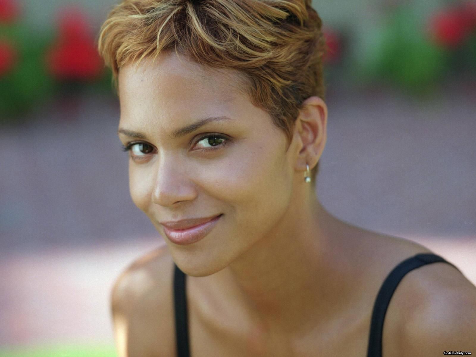 Halle Berry sorridente capelli corti, 1600x1200 HD, Desktop
